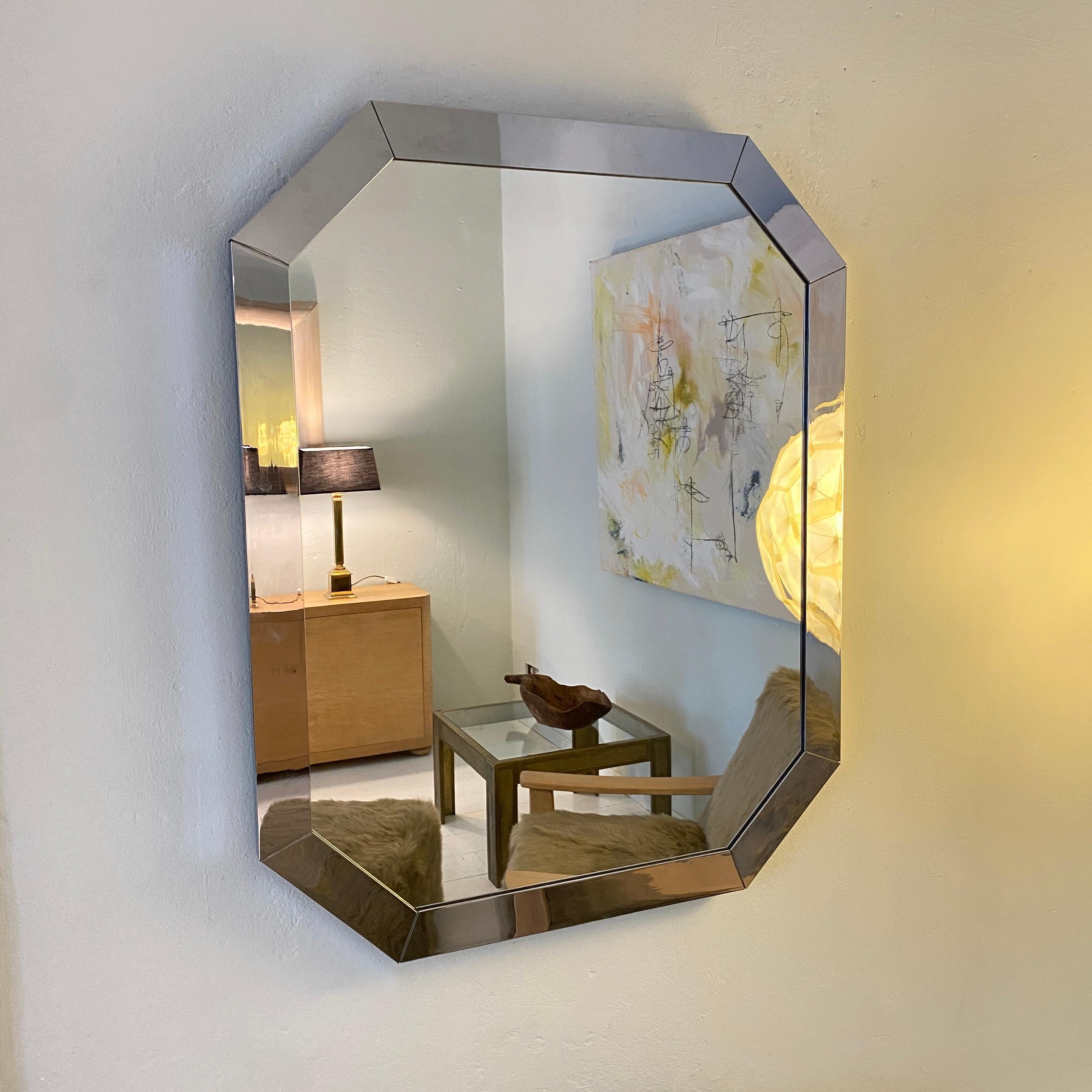 This large German Mid-Century Modern chrome frame octagonal wall mirror was made around 1970.
It is from fantastic quality and in a perfect vintage condition.

A unique piece which is a great eye-catcher for your antique, modern, space age or