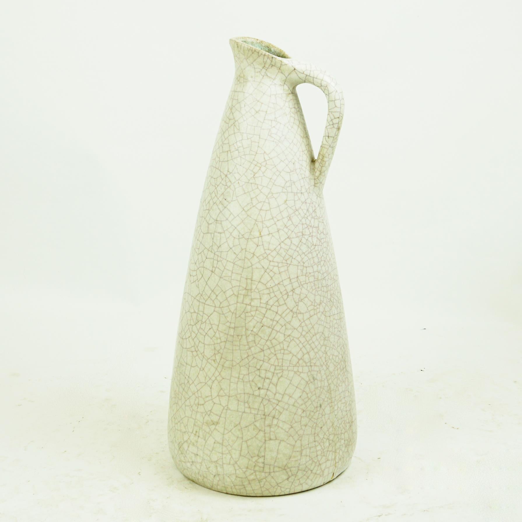Grand vase ou jarre en céramique allemande du milieu du siècle, avec glaçure craquelée blanc cassé. Marqué sur le dessous : Handmade Germany, L.
        