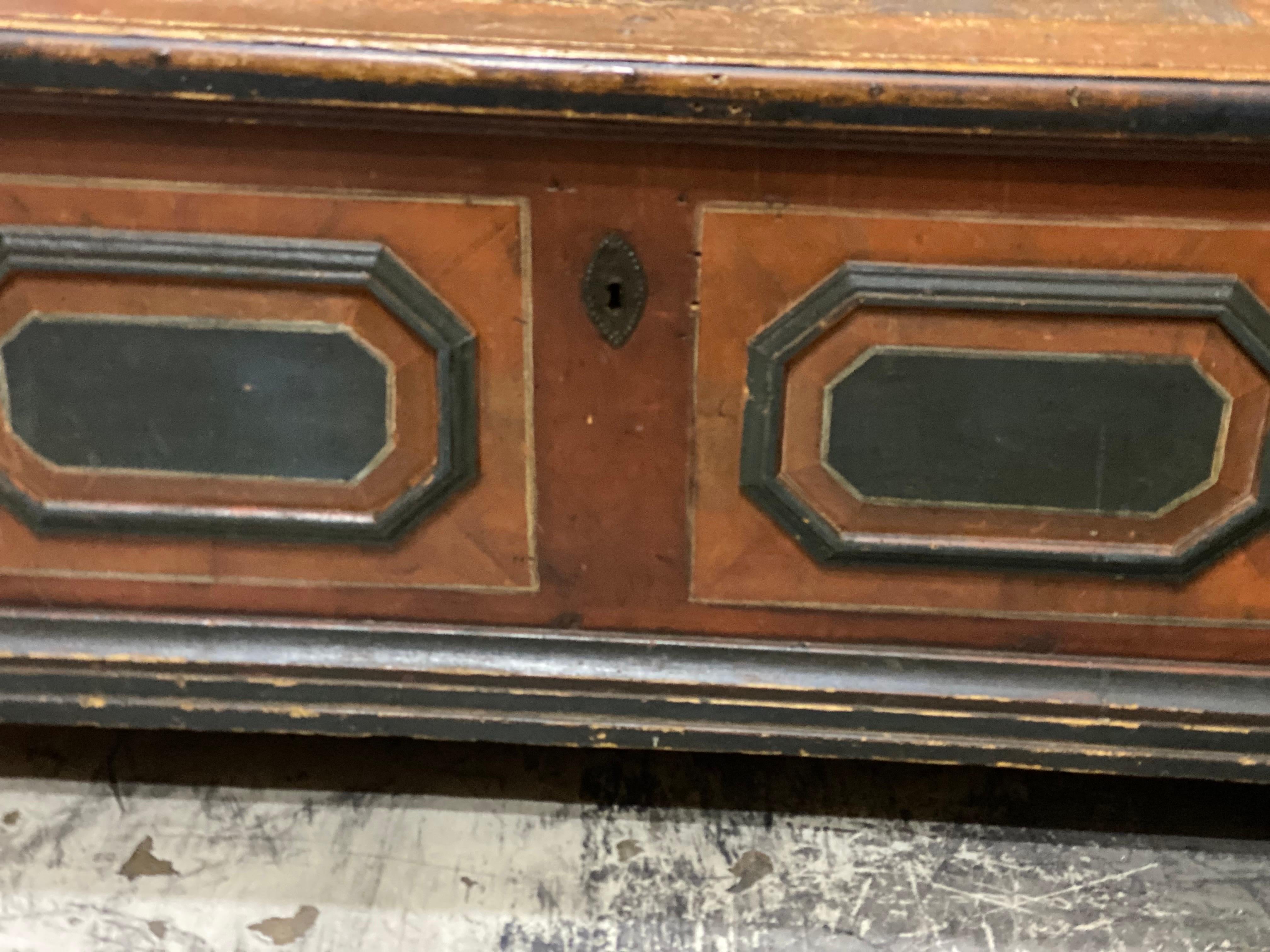 Grande malle coffre à couvertures peinte allemande, années 1800
Cette malle ancienne en bois peint présente un motif géométrique frappant sur ses panneaux avant, mettant en valeur un mélange d'artisanat rustique et d'art décoratif. Avec sa peinture