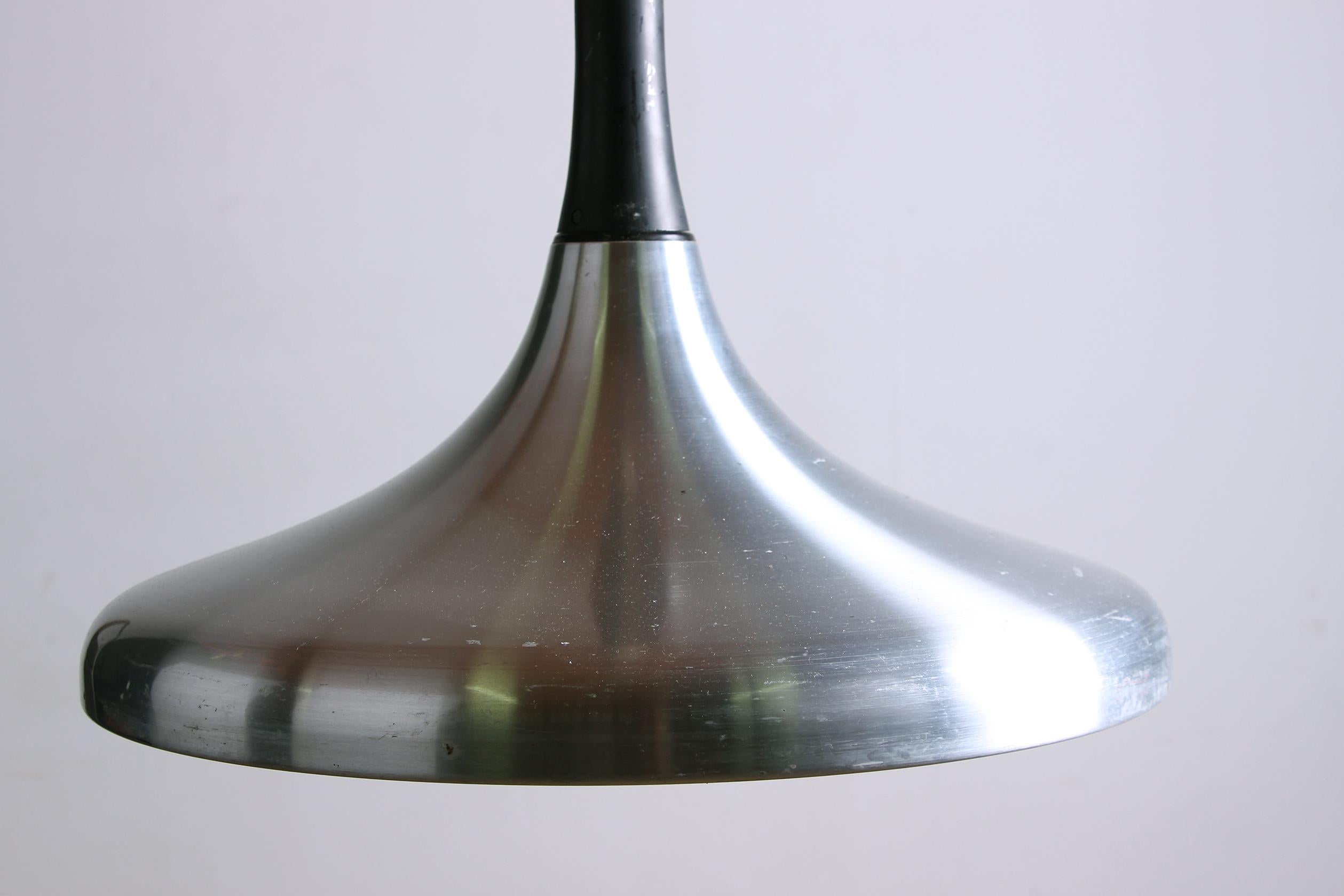 Splendida lampada a sospensione scandinava di grandi dimensioni. Struttura a bulbo aperto molto elegante che fornisce una luce diffusa per qualsiasi tipo di stanza. Questa è una vecchia edizione. Regolabile in altezza
