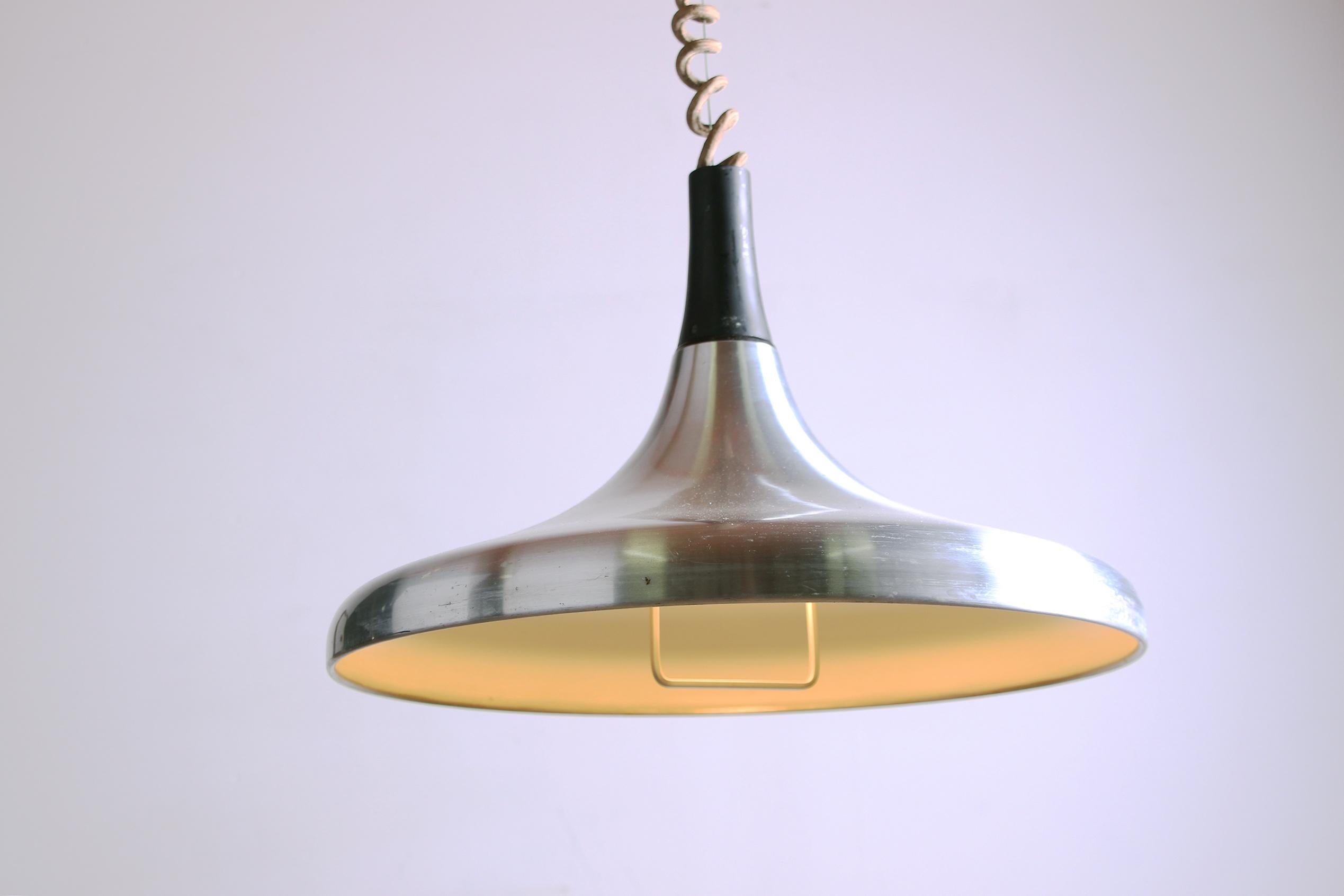 Metà XX secolo Grande lampada a sospensione tedesca in metallo cromato, modello Tulip di Erco 1960. in vendita
