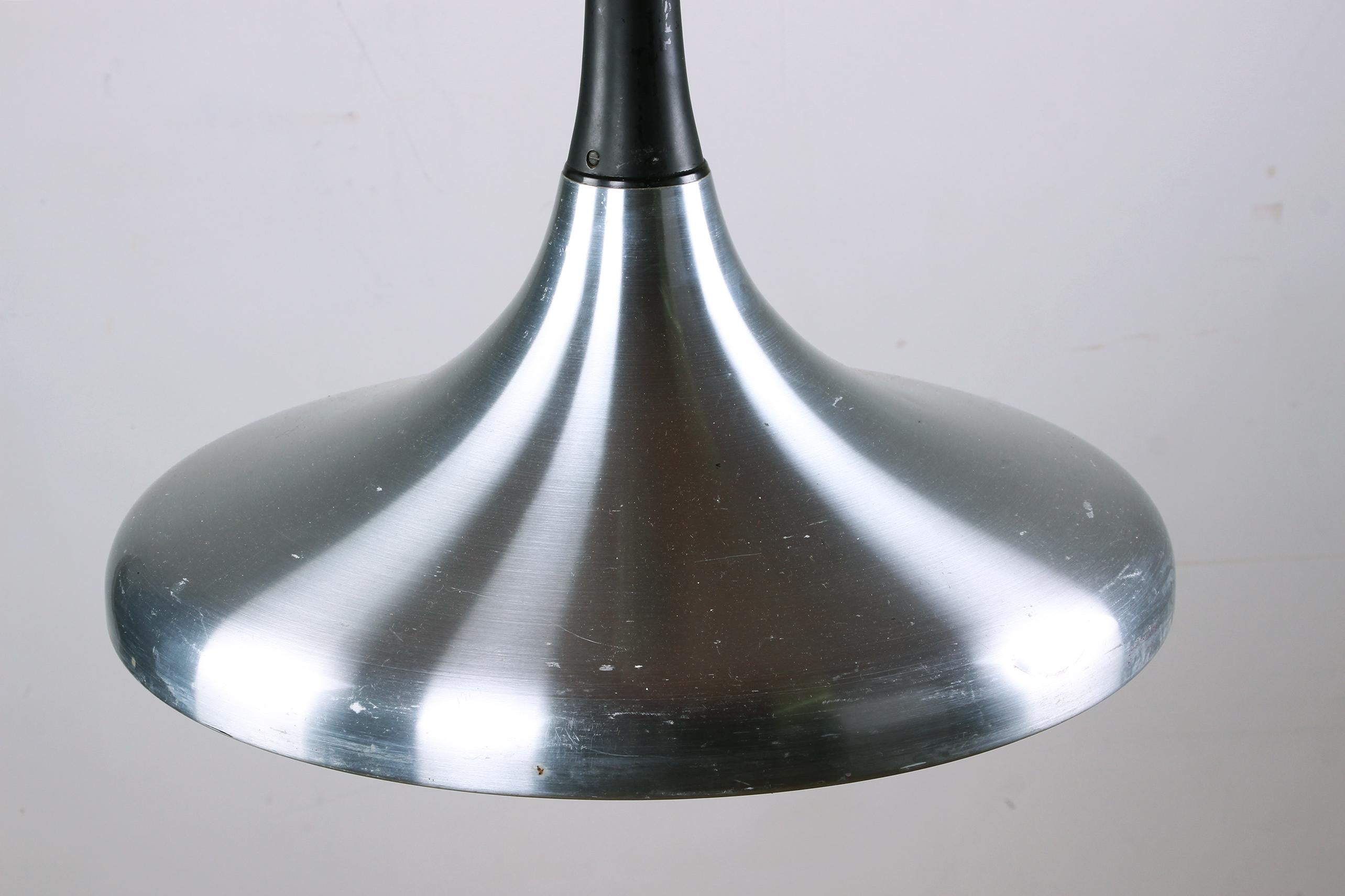 Grande lampada a sospensione tedesca in metallo cromato, modello Tulip di Erco 1960. in vendita 1