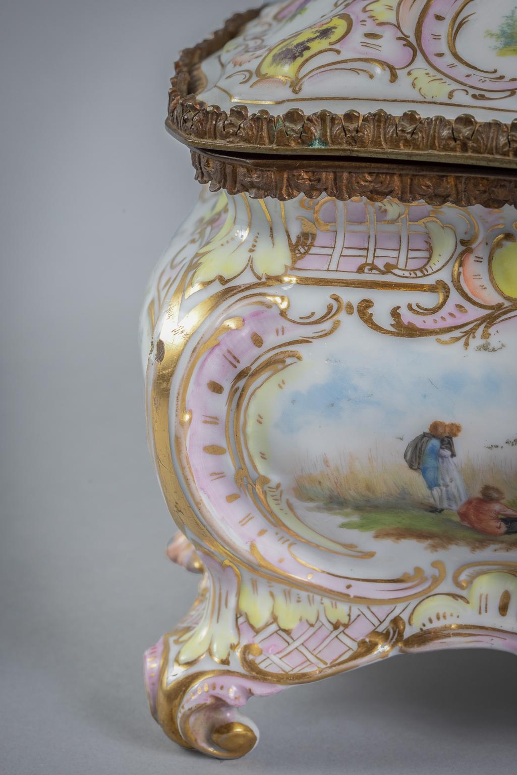 Porcelaine Grand coffret en porcelaine allemande en forme de bombe, vers 1890 en vente