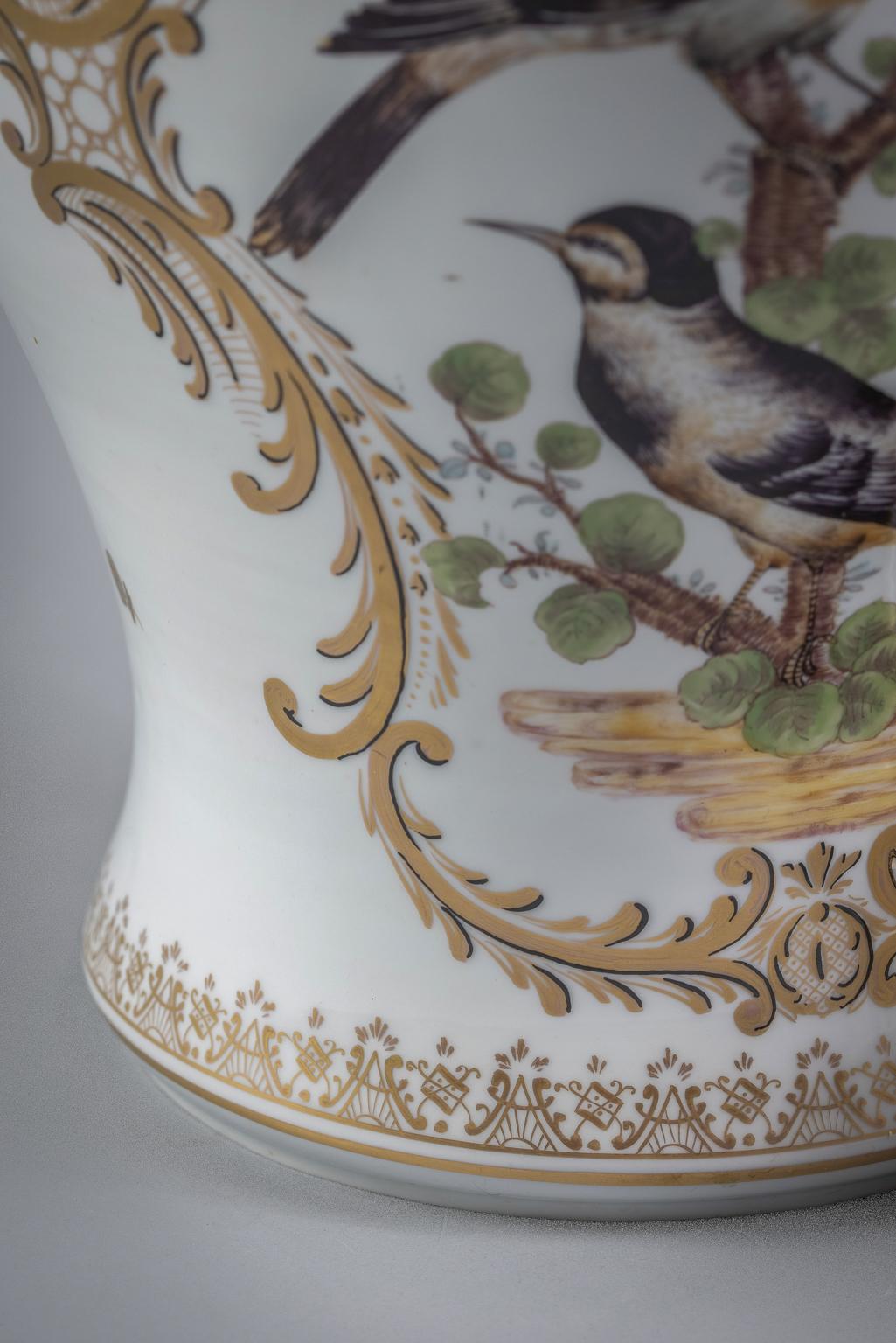 Große Vase aus deutschem Porzellan mit Deckel, um 1890 (Spätes 19. Jahrhundert) im Angebot