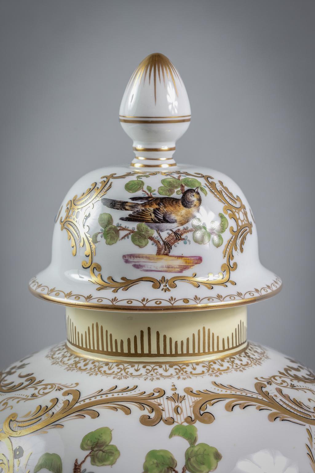 Große Vase aus deutschem Porzellan mit Deckel, um 1890 im Angebot 1