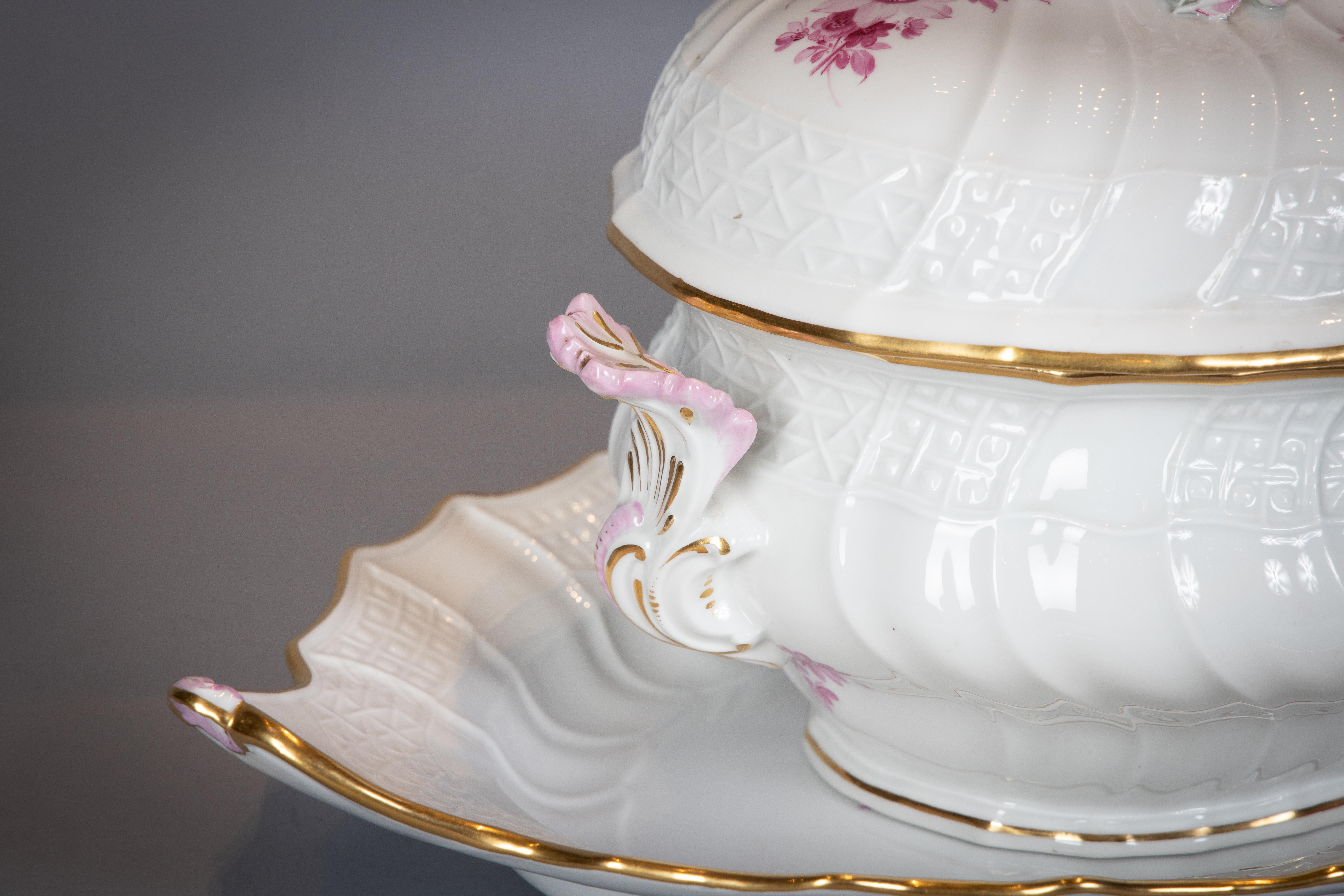 Large German Porcelain Dinner Service, Meissen, circa 1875 In Good Condition For Sale In New York, NY