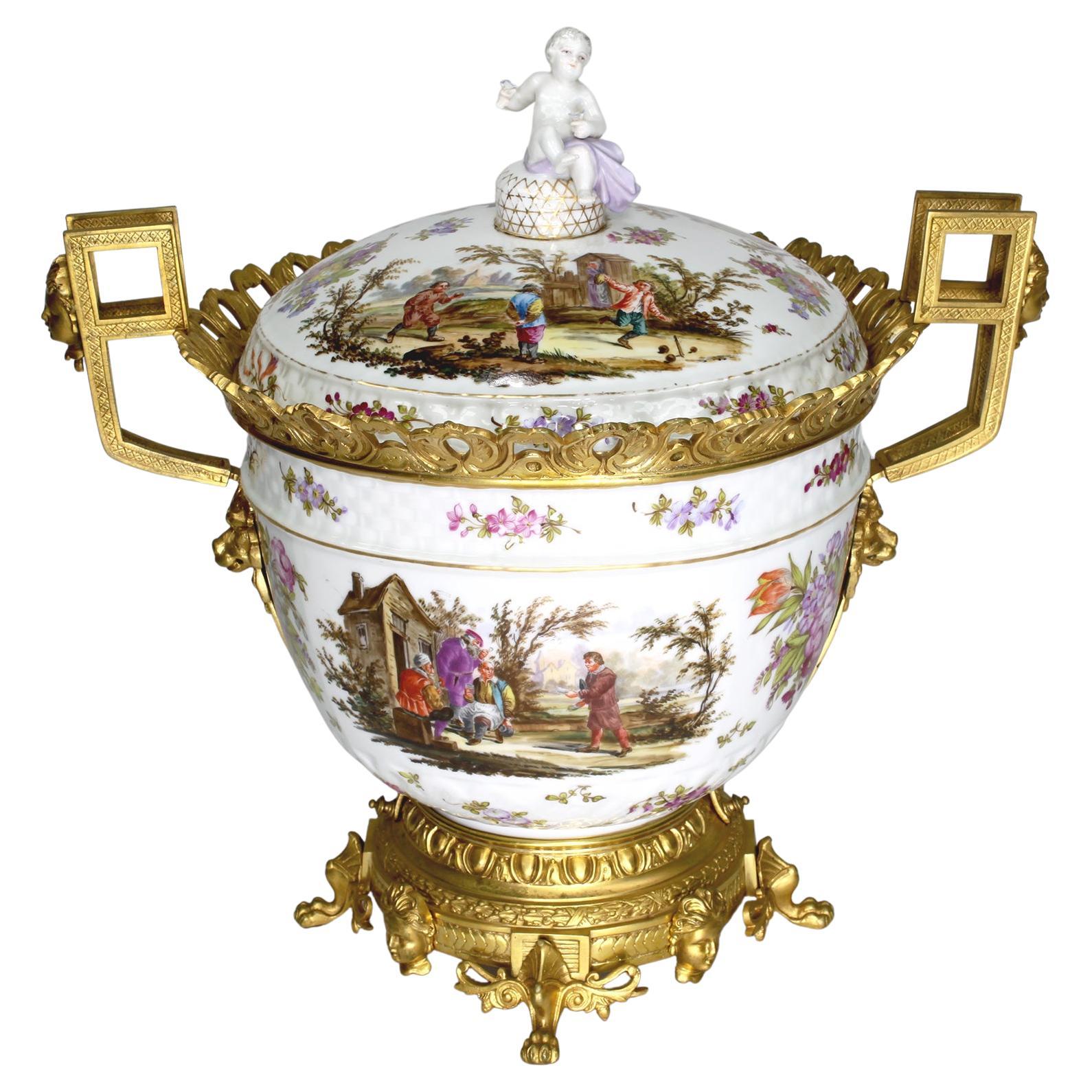 Grande urne allemande en porcelaine et bronze doré montée avec couvercle à la manière de Meissen