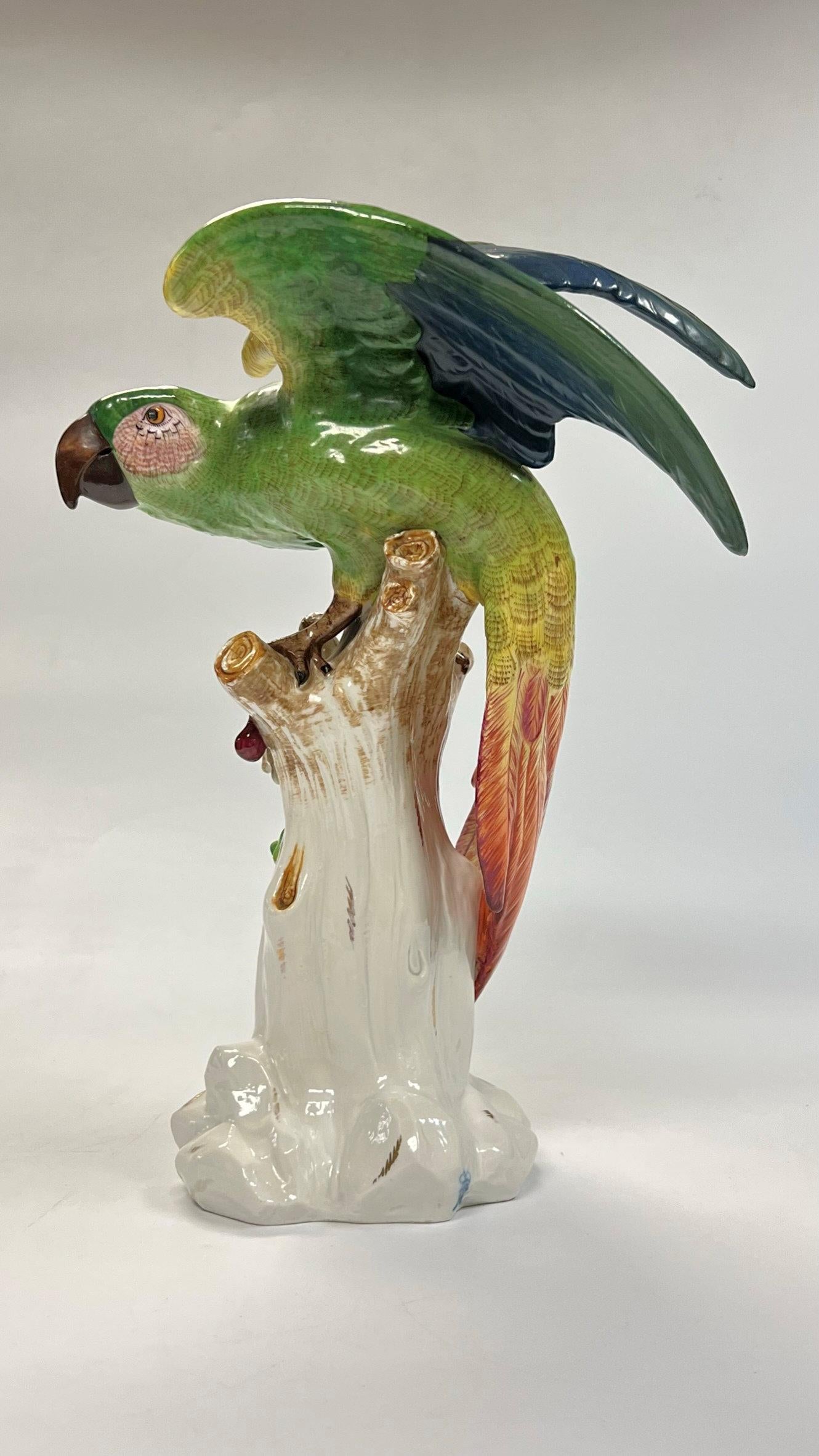 Große Papagei-Figur aus deutschem Porzellan im Zustand „Gut“ in New York, NY