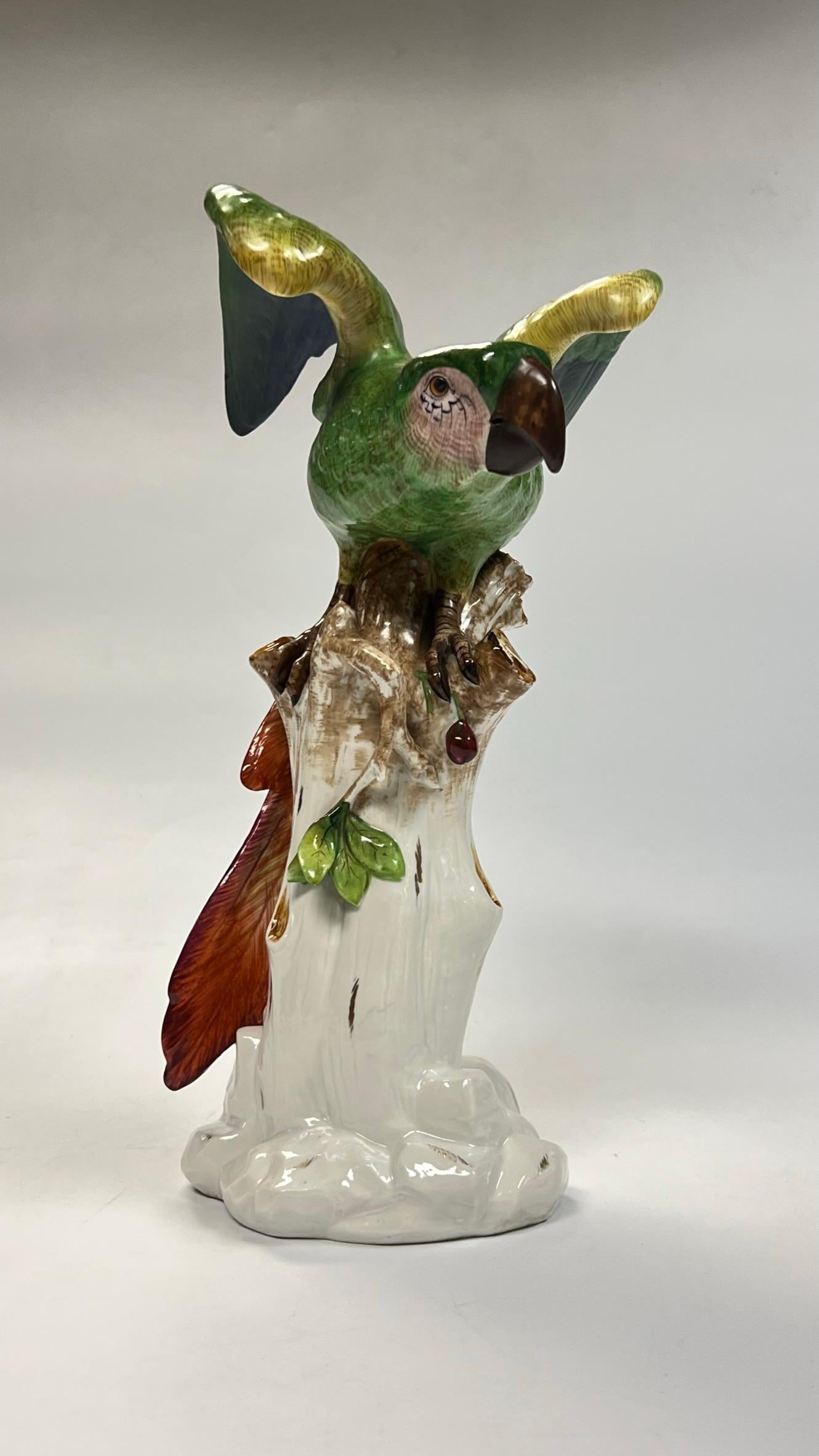 20ième siècle Grande figure de perroquet en porcelaine allemande