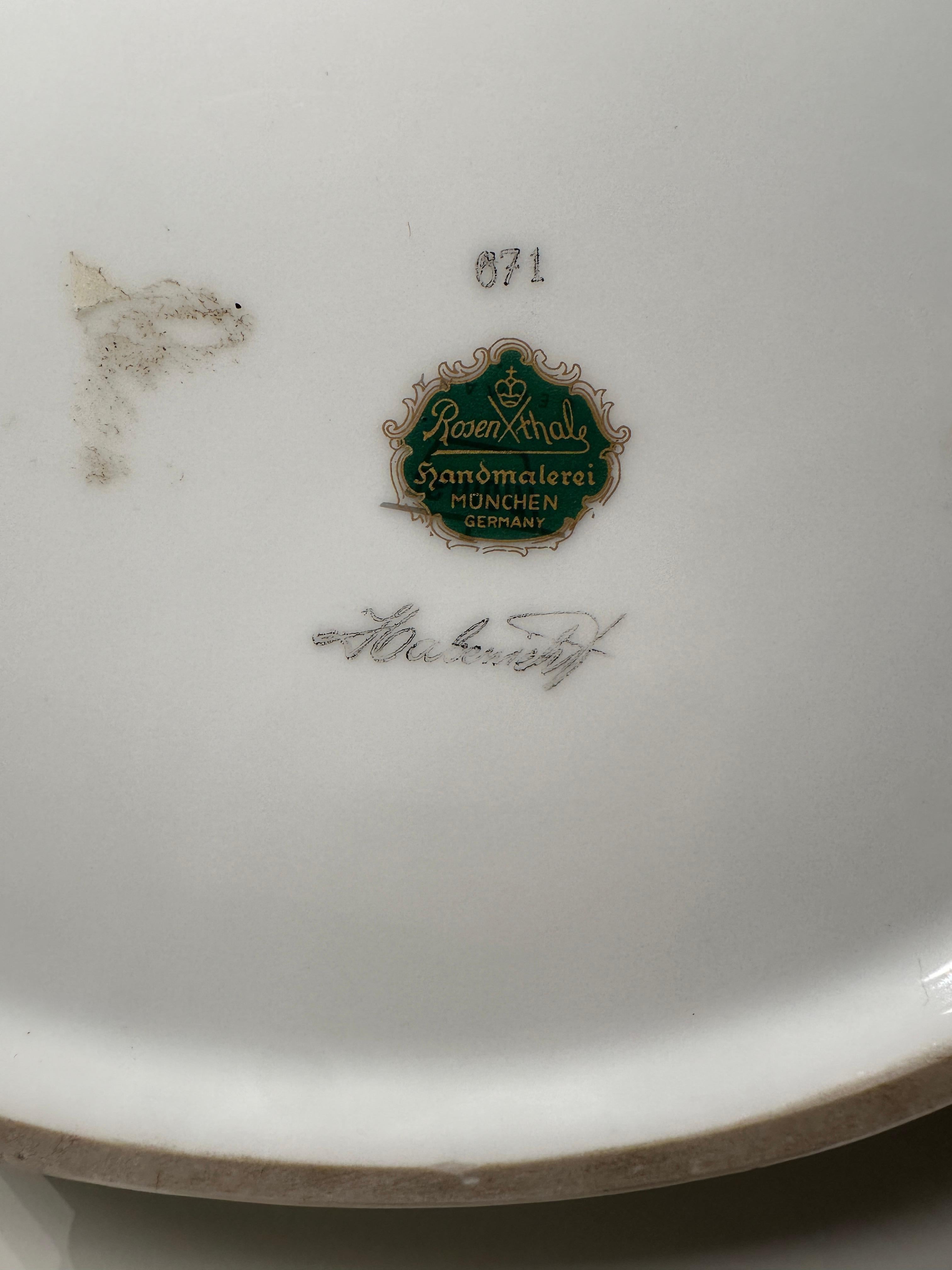 Con decorazione di drago orientale rosso ferro. Marchio stampato verde e oro di Rosenthal.
