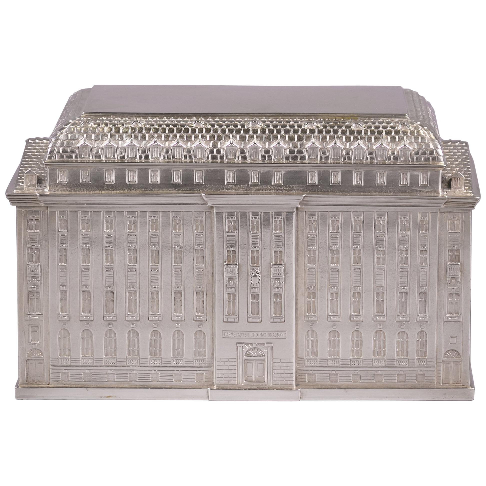 Gran caja alemana de plata con forma arquitectónica, hacia 1925