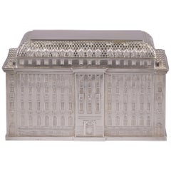 Gran caja alemana de plata con forma arquitectónica, hacia 1925
