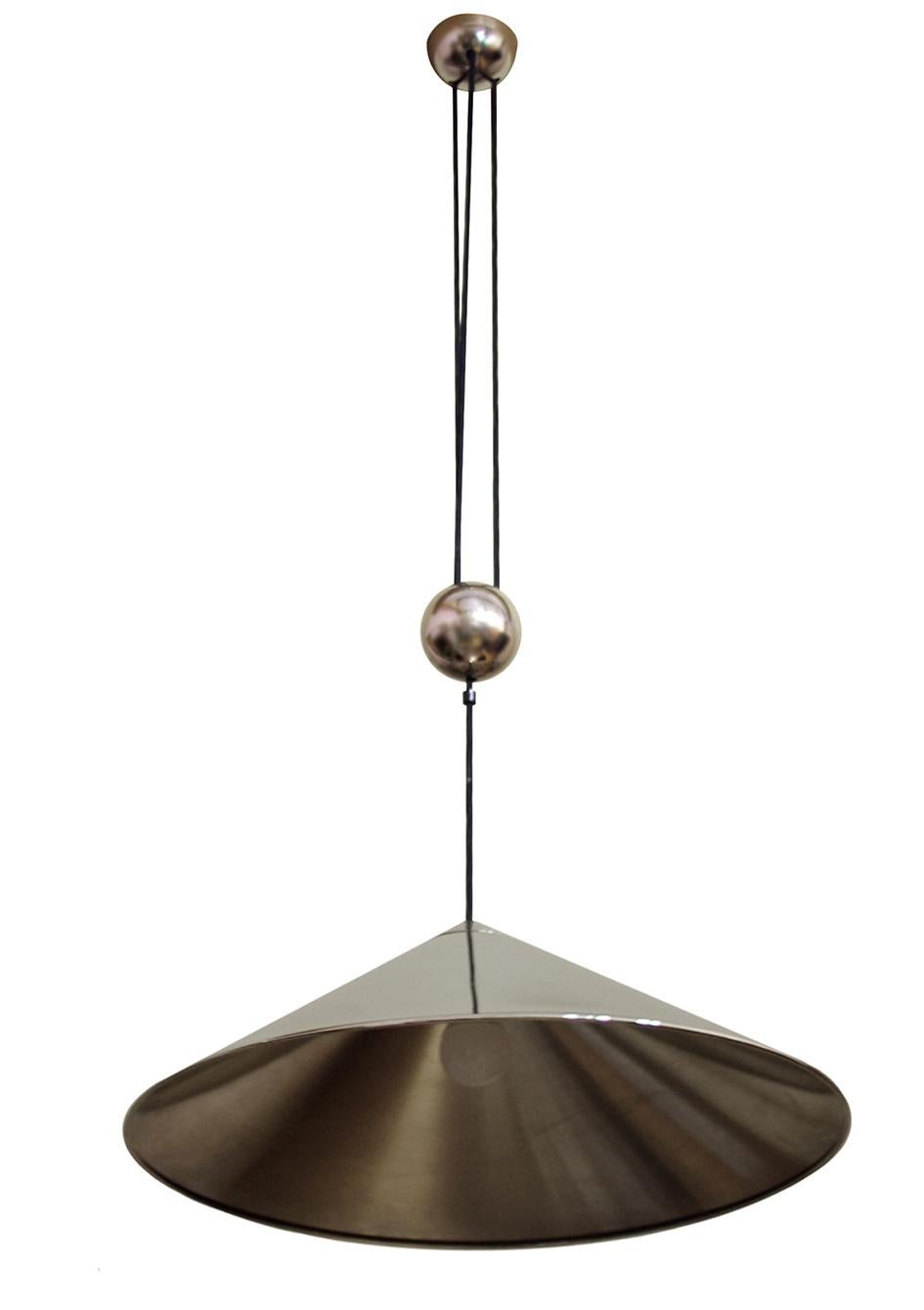 Large adjustable counterweight pendant brass - nickel plated Keos by Florian Schulz. 
Germany, 1960s-1970s.

Lamp sockets: One x E27 (US E26).


 