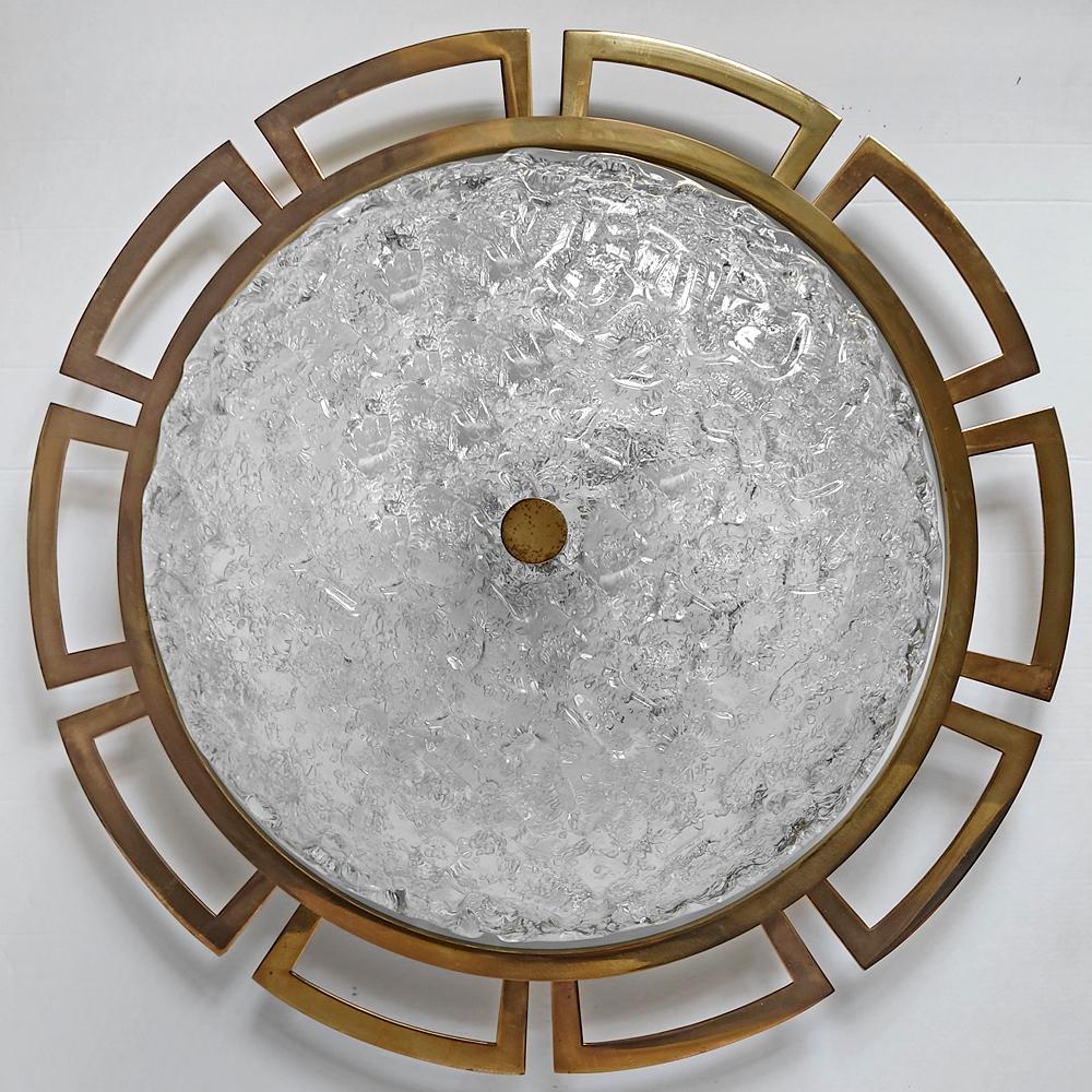 Schöne bündige Fassung mit strukturiertem Lampenschirm aus Blasenglas und dekorativem Messingfuß.
Deutschland, 1960er-1970er Jahre

Lampenfassungen: 4x E27 (US E26).