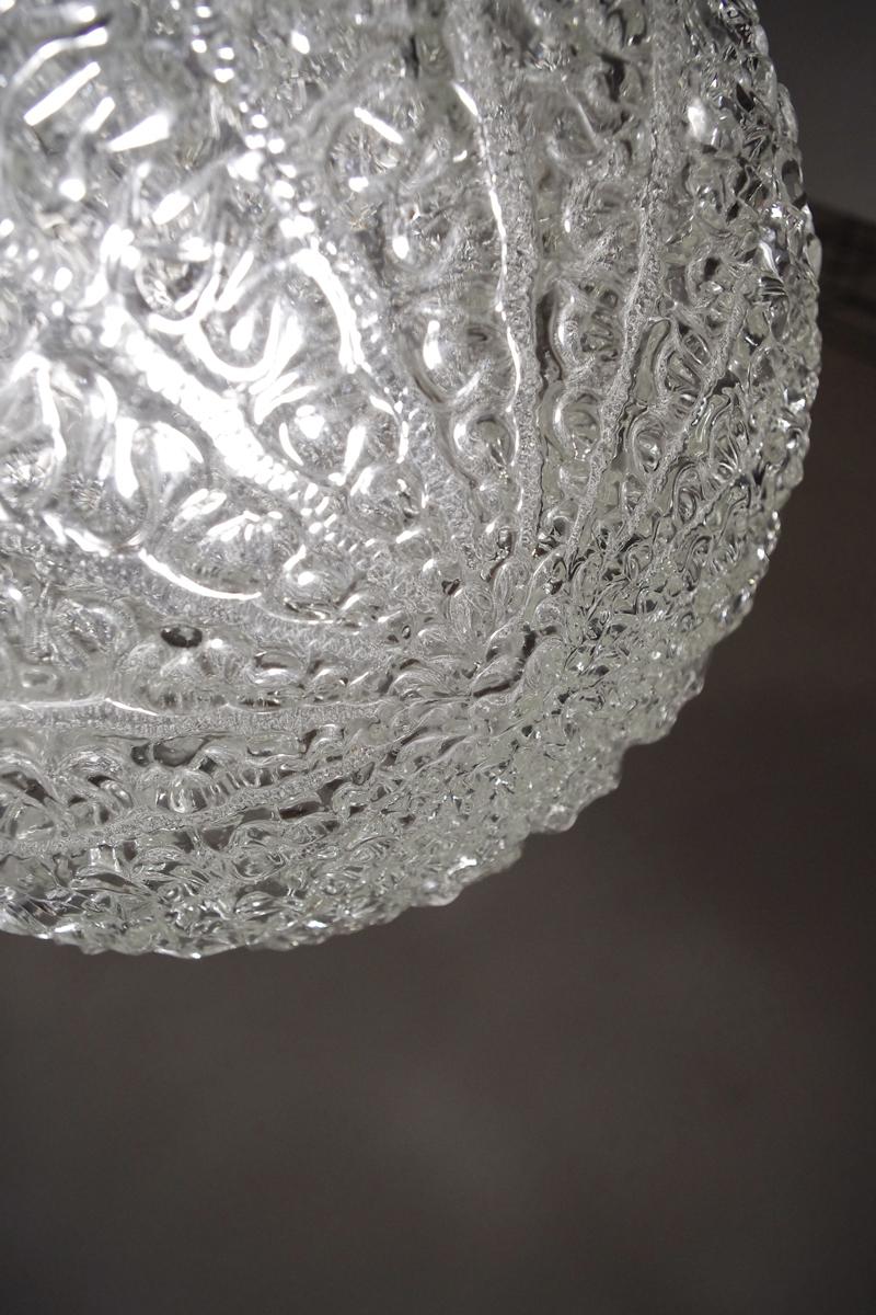 Merveilleuse suspension en verre clair (blanc) texturé à bulles et laiton.
Allemagne, années 1960.
Douilles de lampe : 1x E27 (US E26).
   