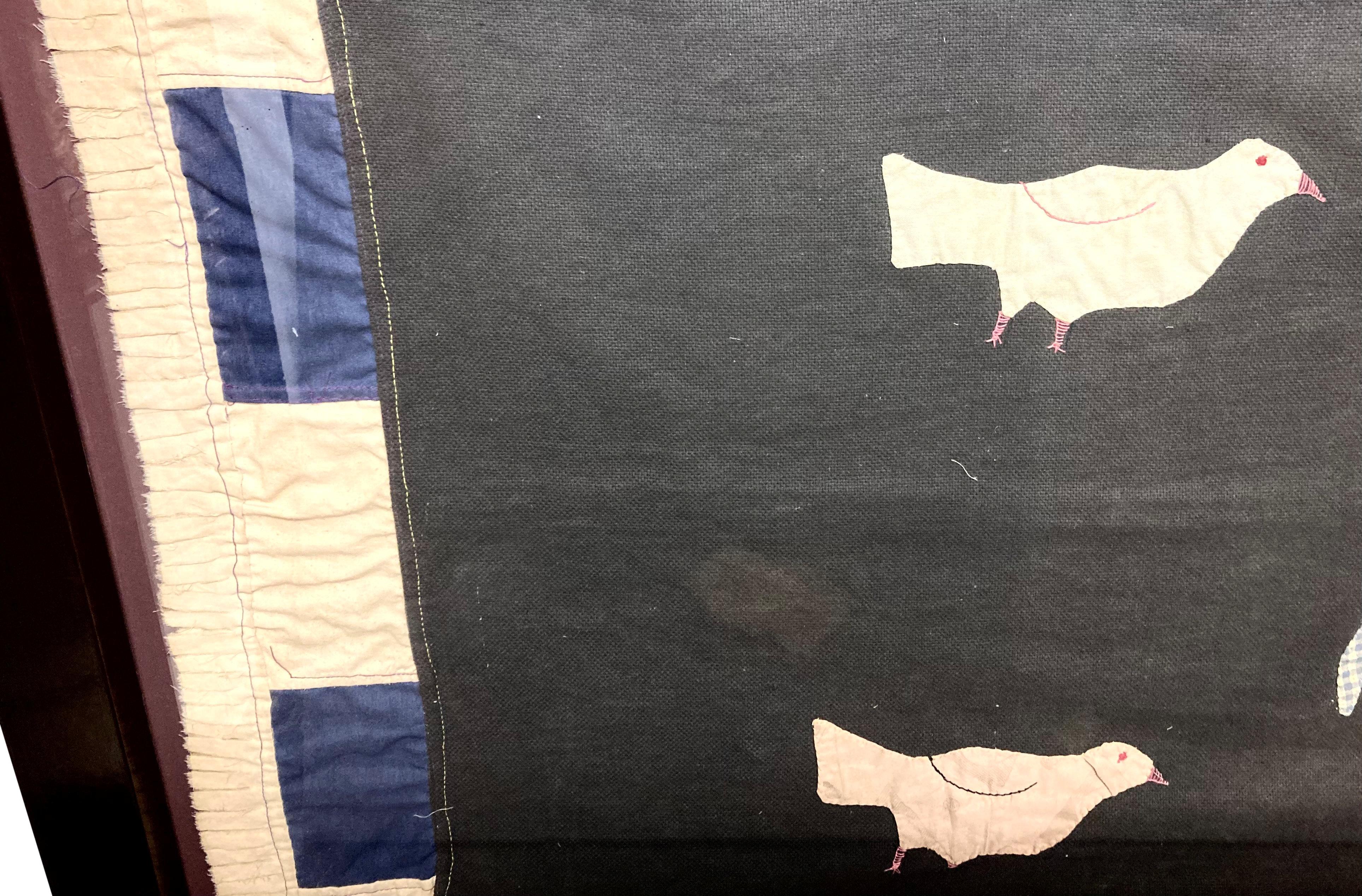 Una grande bandiera ghanese Fante Asafo cucita a mano, in una cornice di noce scuro. Raffigura la Union Jack, un leone centrale circondato da quattro uccelli jacana.