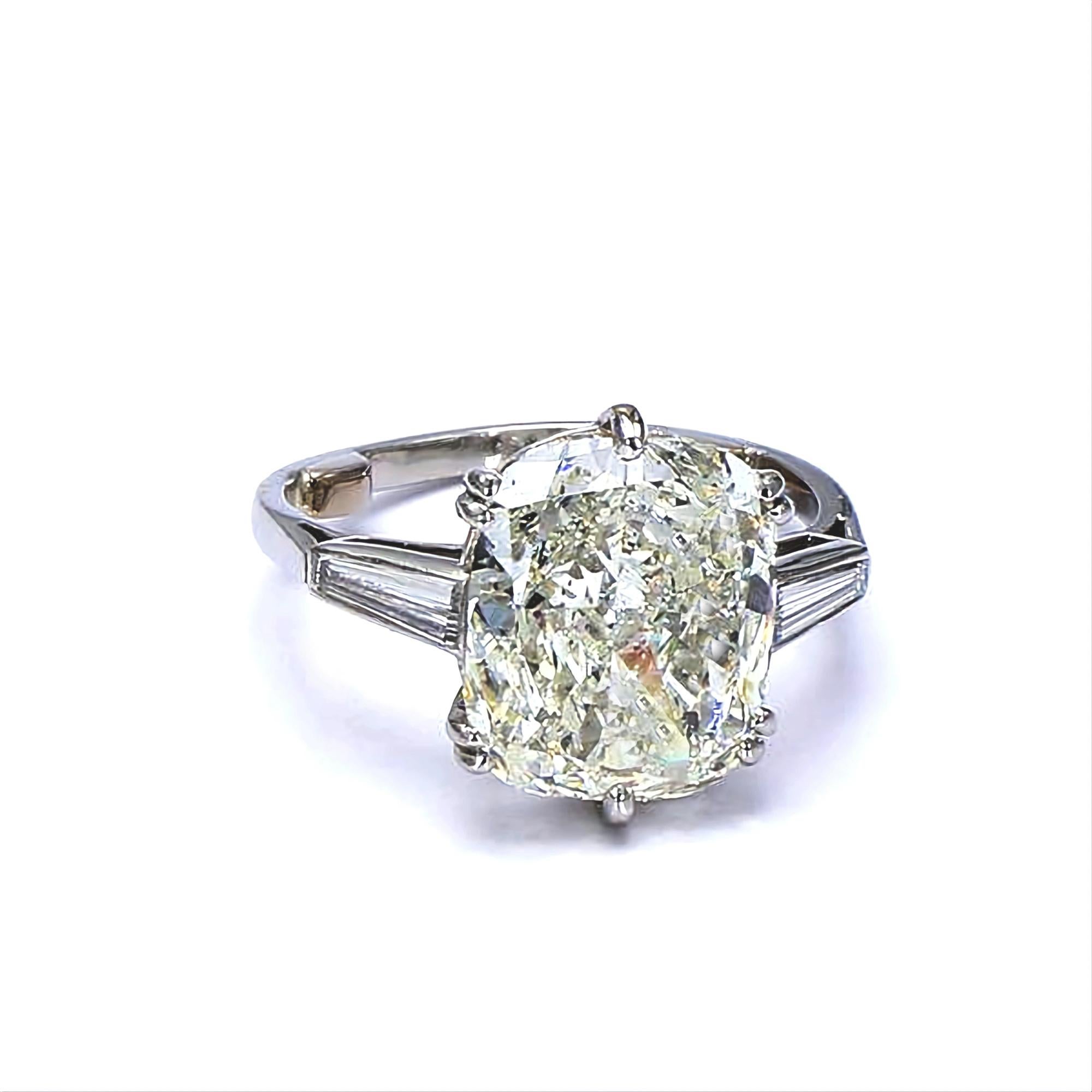 Large GIA 5.04ctw Vintage Cushion Cut 3 Stone Diamond Platinum Ring In Good Condition In New York, NY