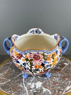 Grand cache-pot en faïence de Gien décoré de pivoines, XXe siècle