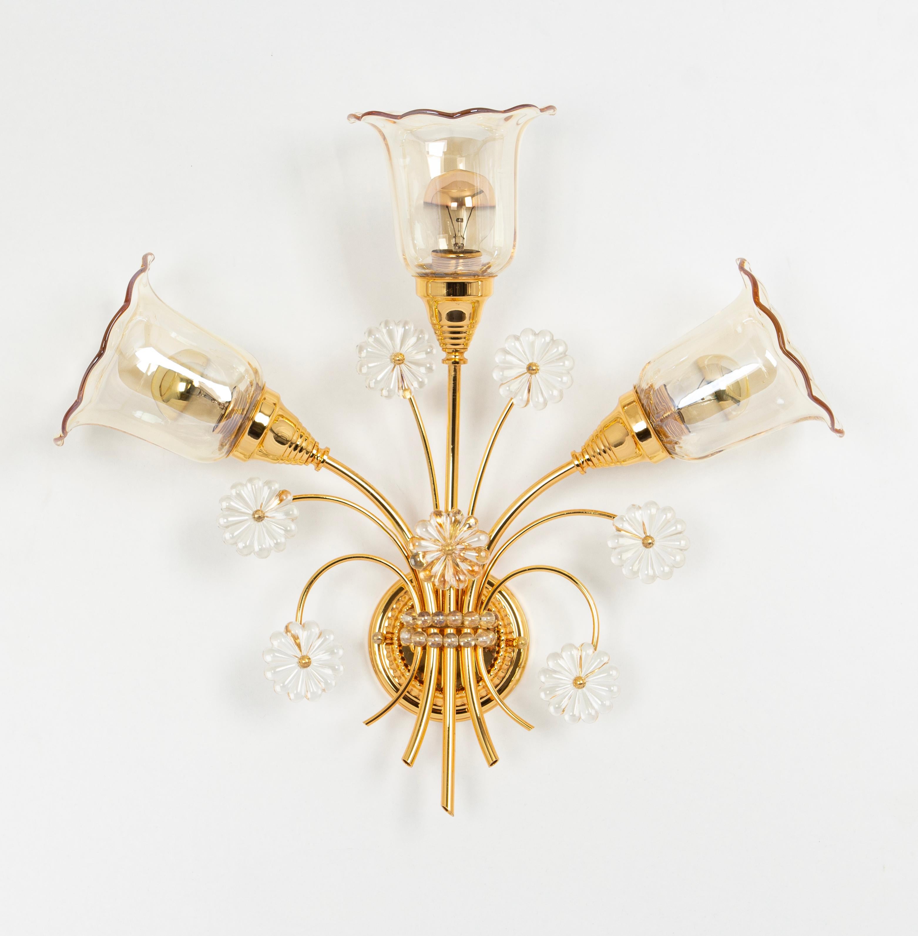 Lagre stunning golden sconce, made by Palwa, Germany, circa 1960-1969. Murano glasses on a gilt brass frame.
Best of the 1960s from Germany.
Very good original condition.

Sockets: three x E14 candelabra bulbs. (Max. 40 watt each).
Light bulbs are