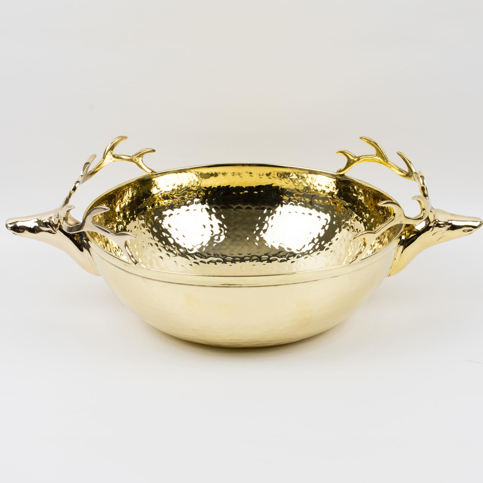Gran cuenco de centro de mesa de latón dorado con asas de cabeza de ciervo, hacia 1980 Moderno en venta