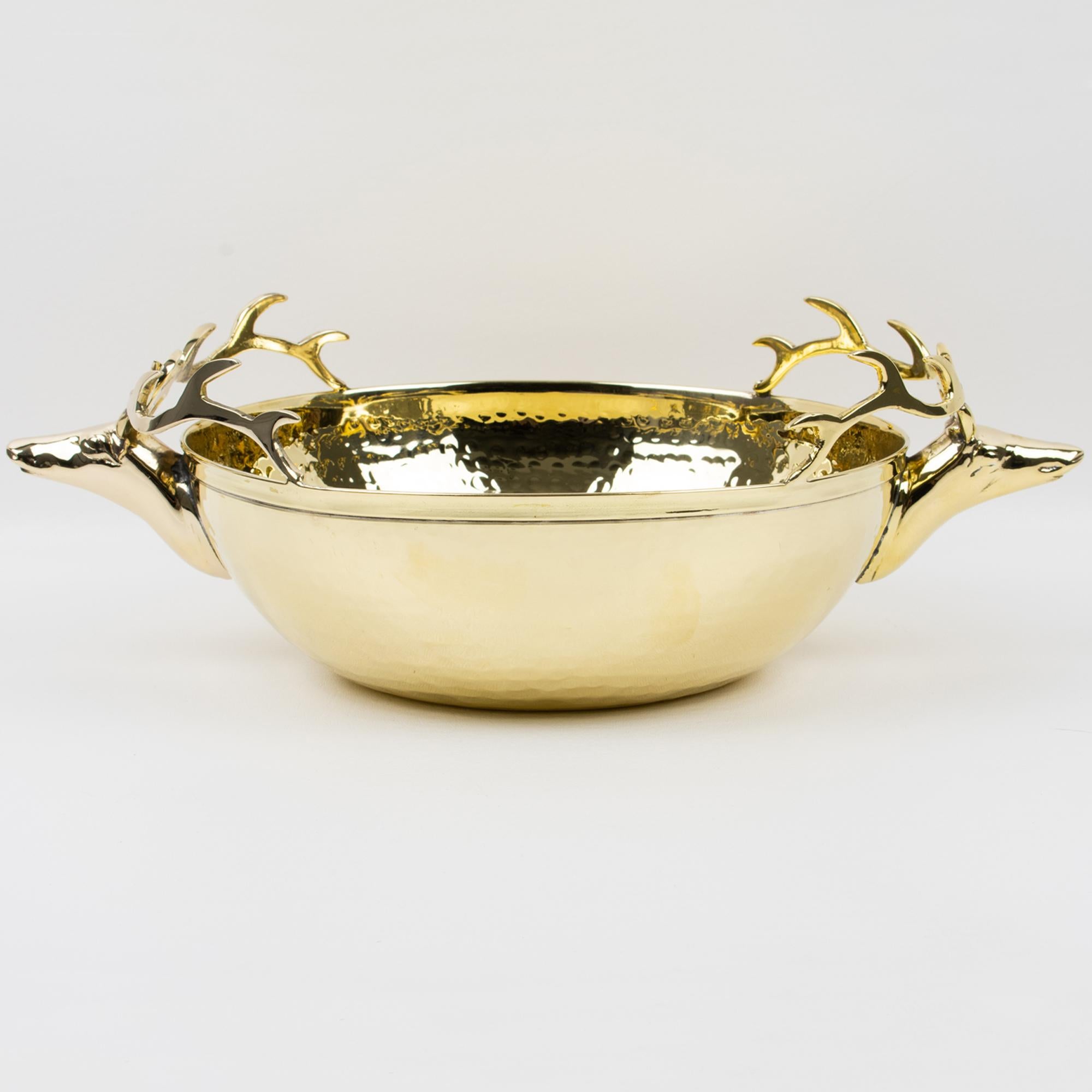 Gran cuenco de centro de mesa de latón dorado con asas de cabeza de ciervo, hacia 1980 Moderno en venta