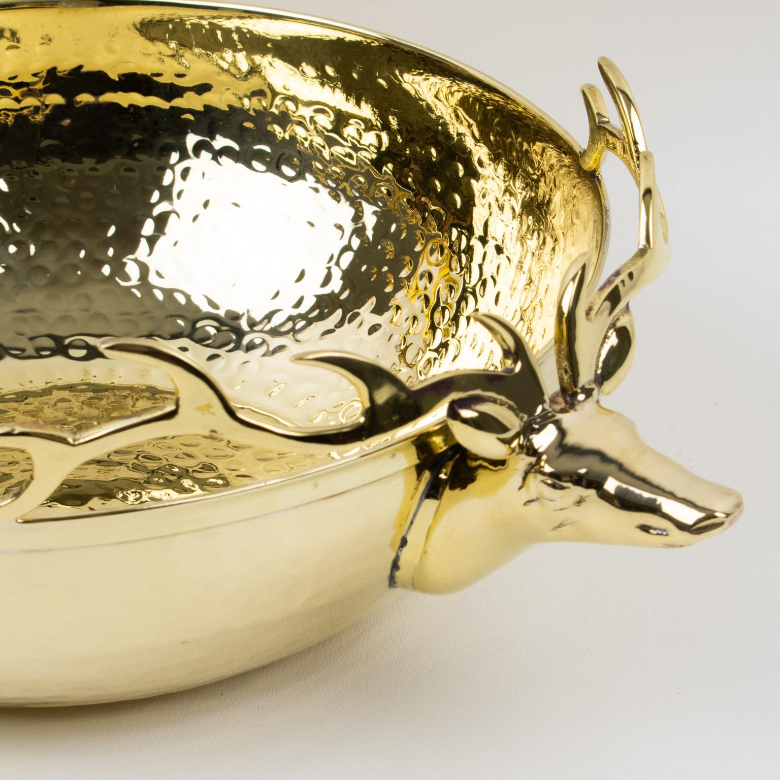 Gran cuenco de centro de mesa de latón dorado con asas de cabeza de ciervo, hacia 1980 Italiano en venta