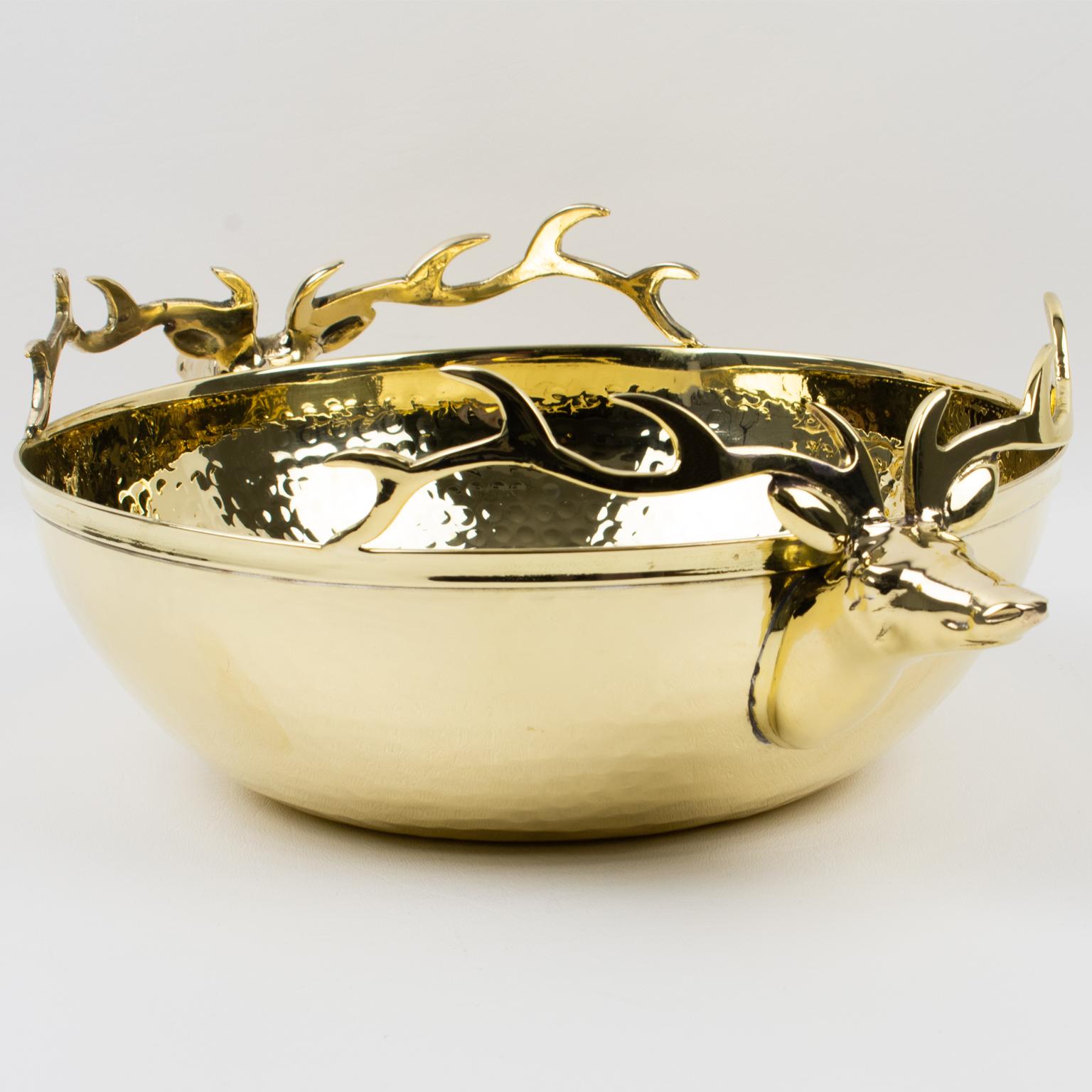 Gran cuenco de centro de mesa de latón dorado con asas de cabeza de ciervo, hacia 1980 finales del siglo XX en venta