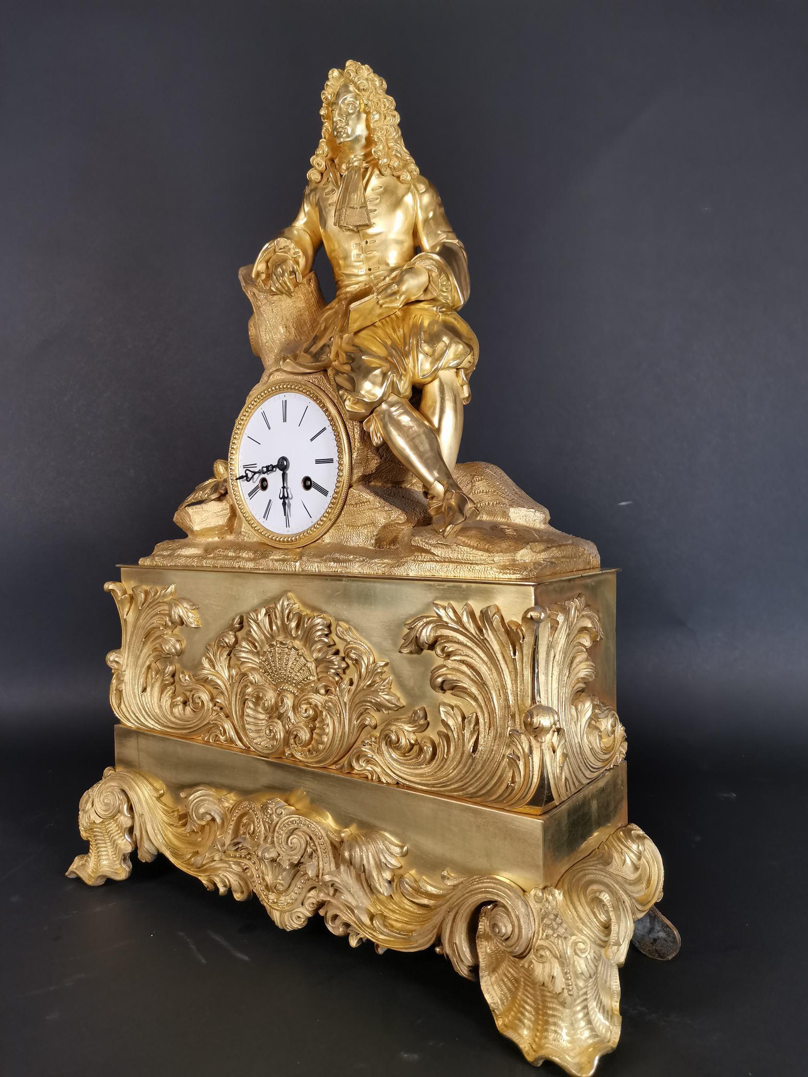 Français Grande horloge en bronze doré avec figure de Louis XIV, 18ème siècle en vente