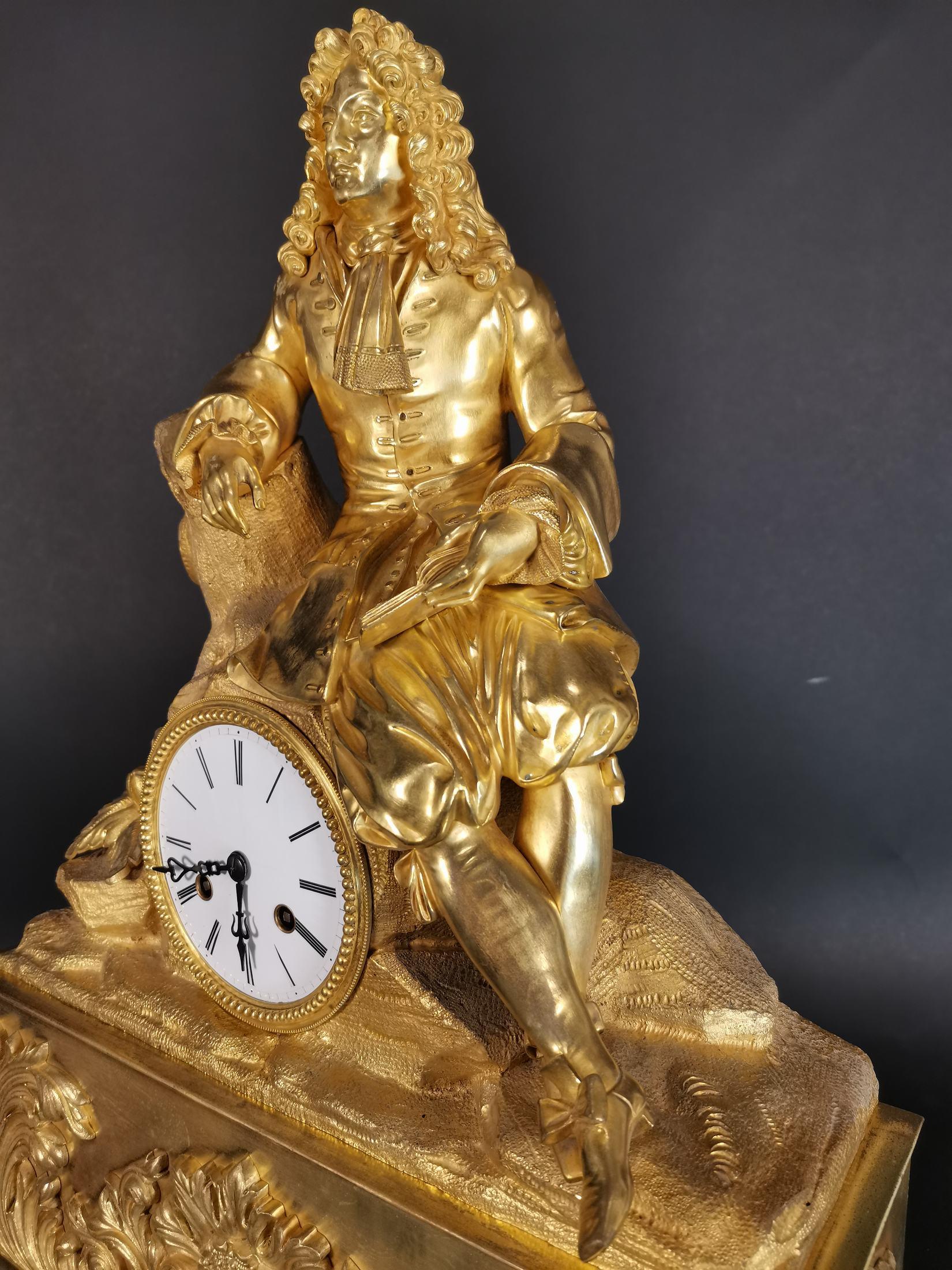 Fait main Grande horloge en bronze doré avec figure de Louis XIV, 18ème siècle en vente