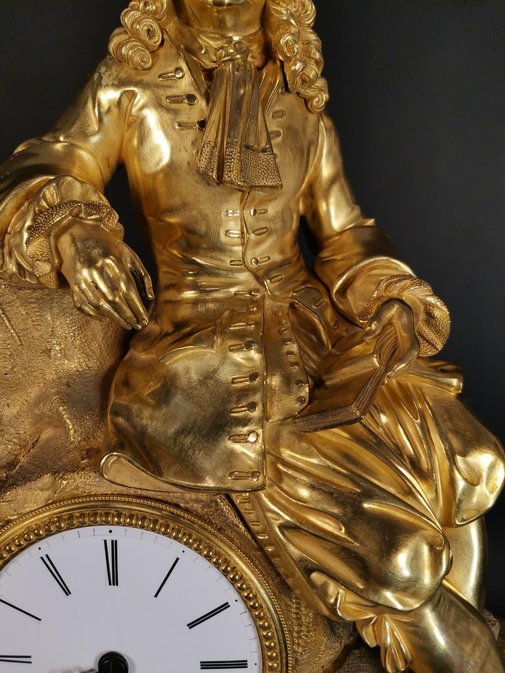 XVIIIe siècle et antérieur Grande horloge en bronze doré avec figure de Louis XIV, 18ème siècle en vente