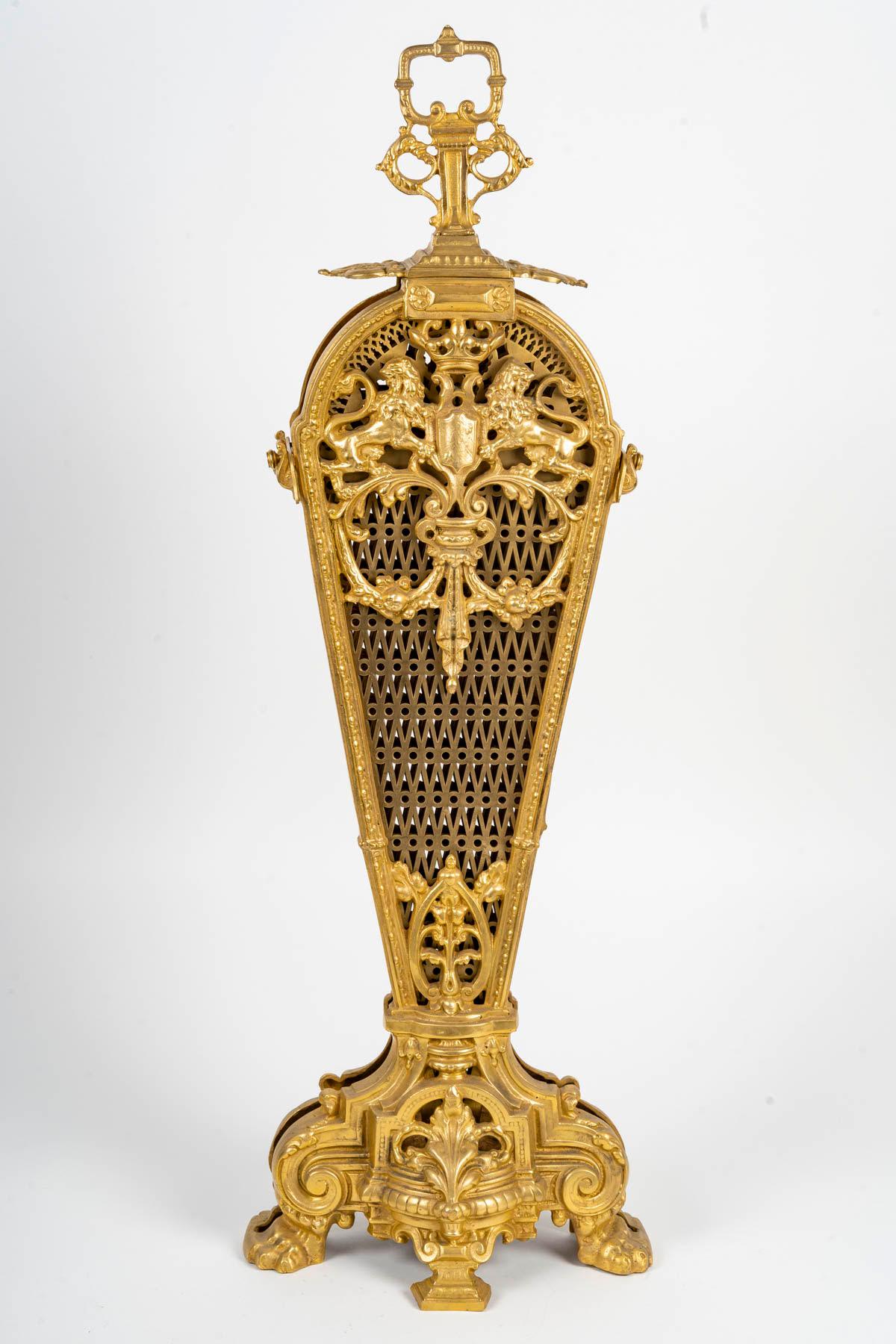 Large Gilded Bronze Fan-Shaped Fire Screen in the Louis XVI Style. In Good Condition In Saint-Ouen, FR