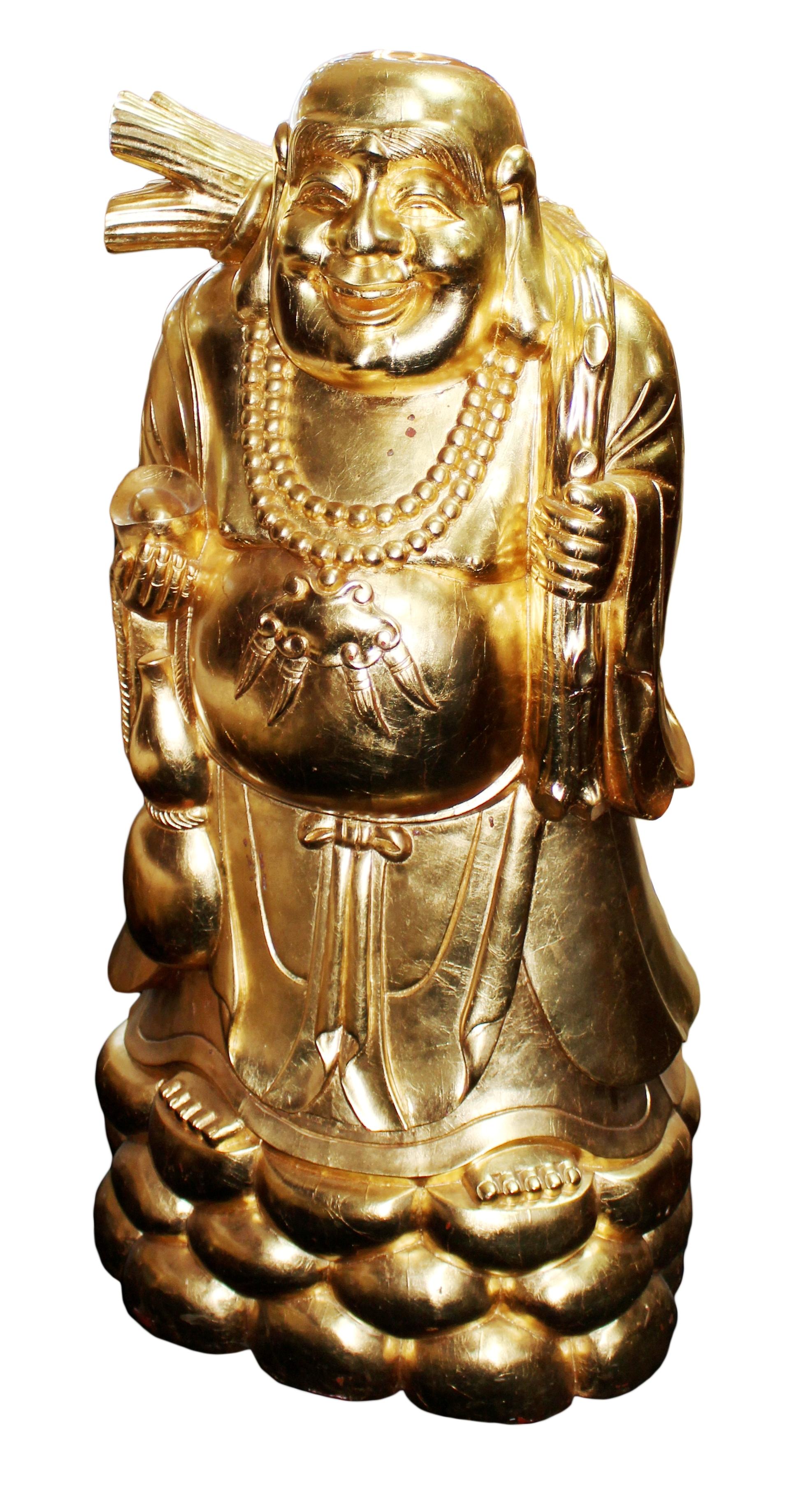 Grande sculpture de Bouddha rieur en bois sculpté et doré sur socle en lotus
Origine : Fin du 20e siècle
MATERIAL : Bois sculpté à la main, feuille d'or
Dimensions : H 109 cm x L 57 cm x P 43 cm
Condit : Bon état décoratif. Quelques marques à la