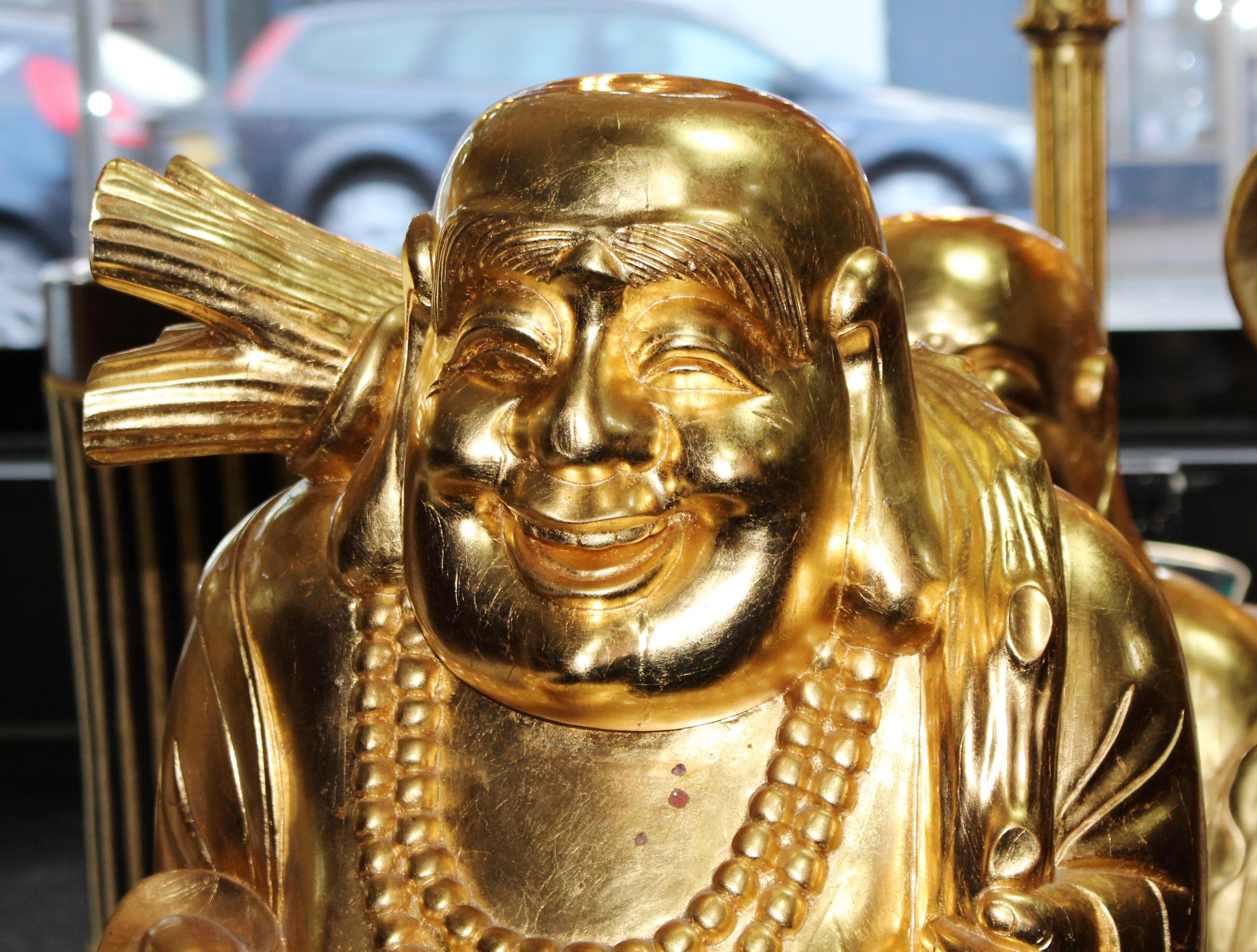 Grande sculpture de Bouddha rieur en bois sculpté et doré sur socle en lotus Bon état - En vente à Worcester, GB
