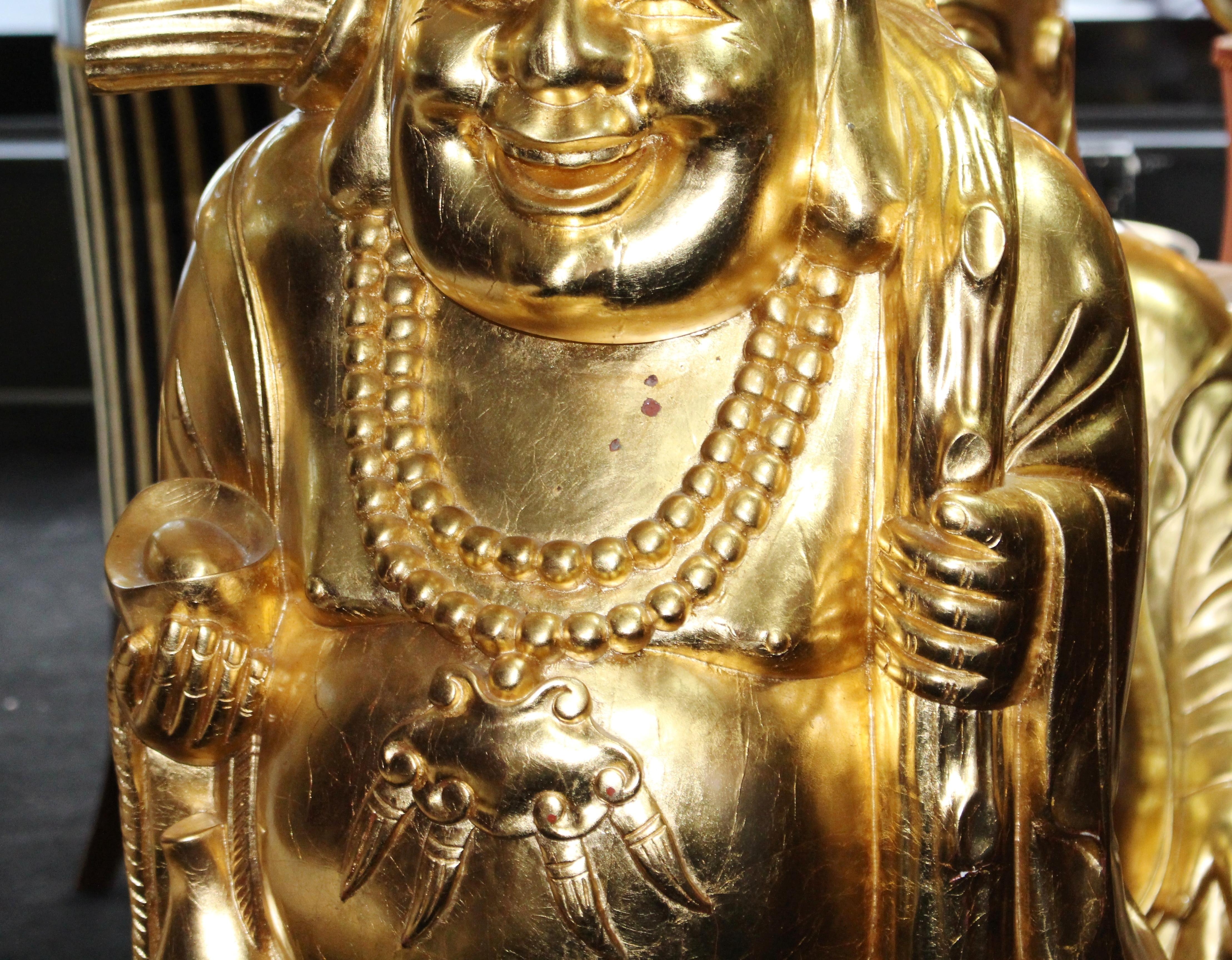 20ième siècle Grande sculpture de Bouddha rieur en bois sculpté et doré sur socle en lotus en vente