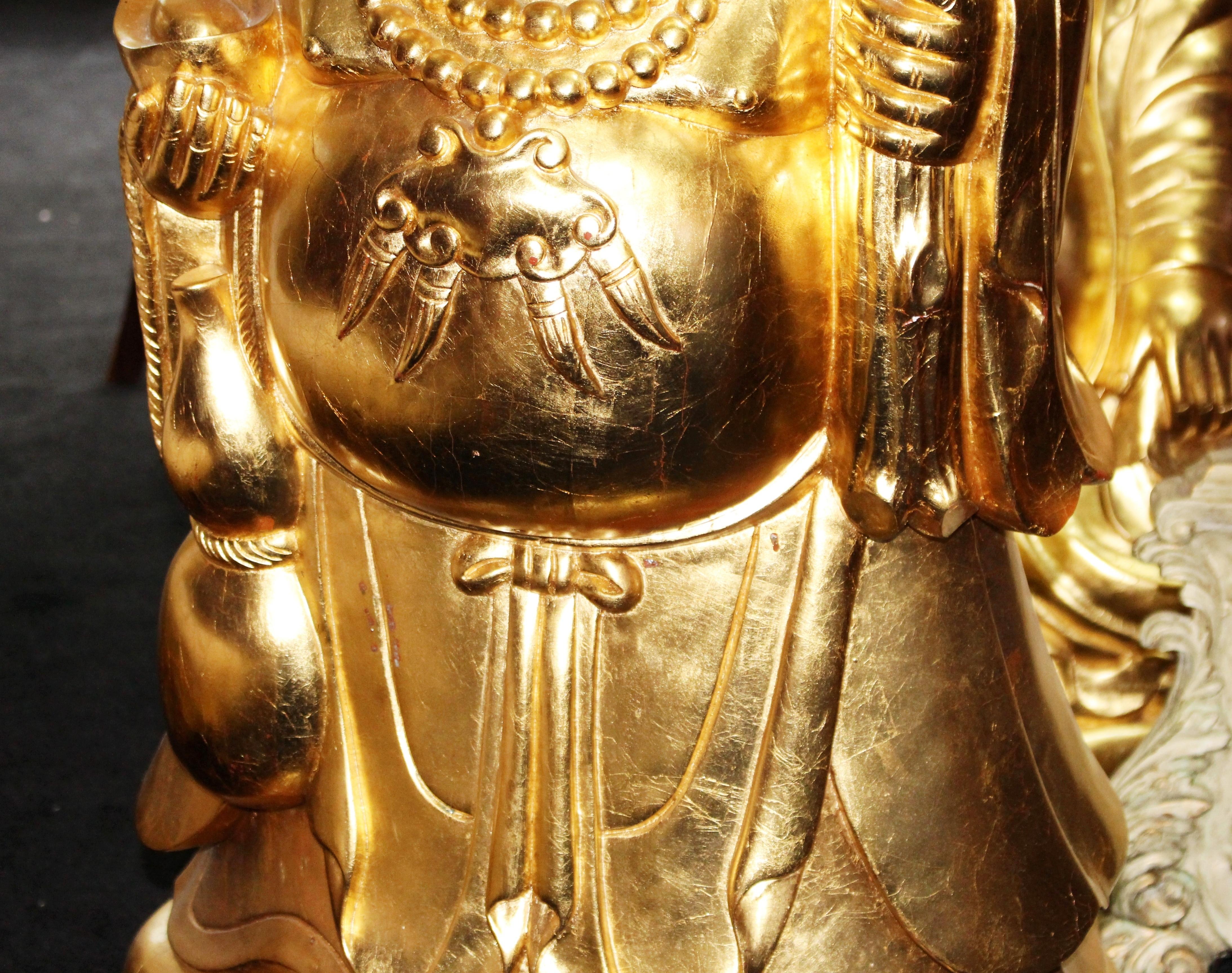 Bois doré Grande sculpture de Bouddha rieur en bois sculpté et doré sur socle en lotus en vente