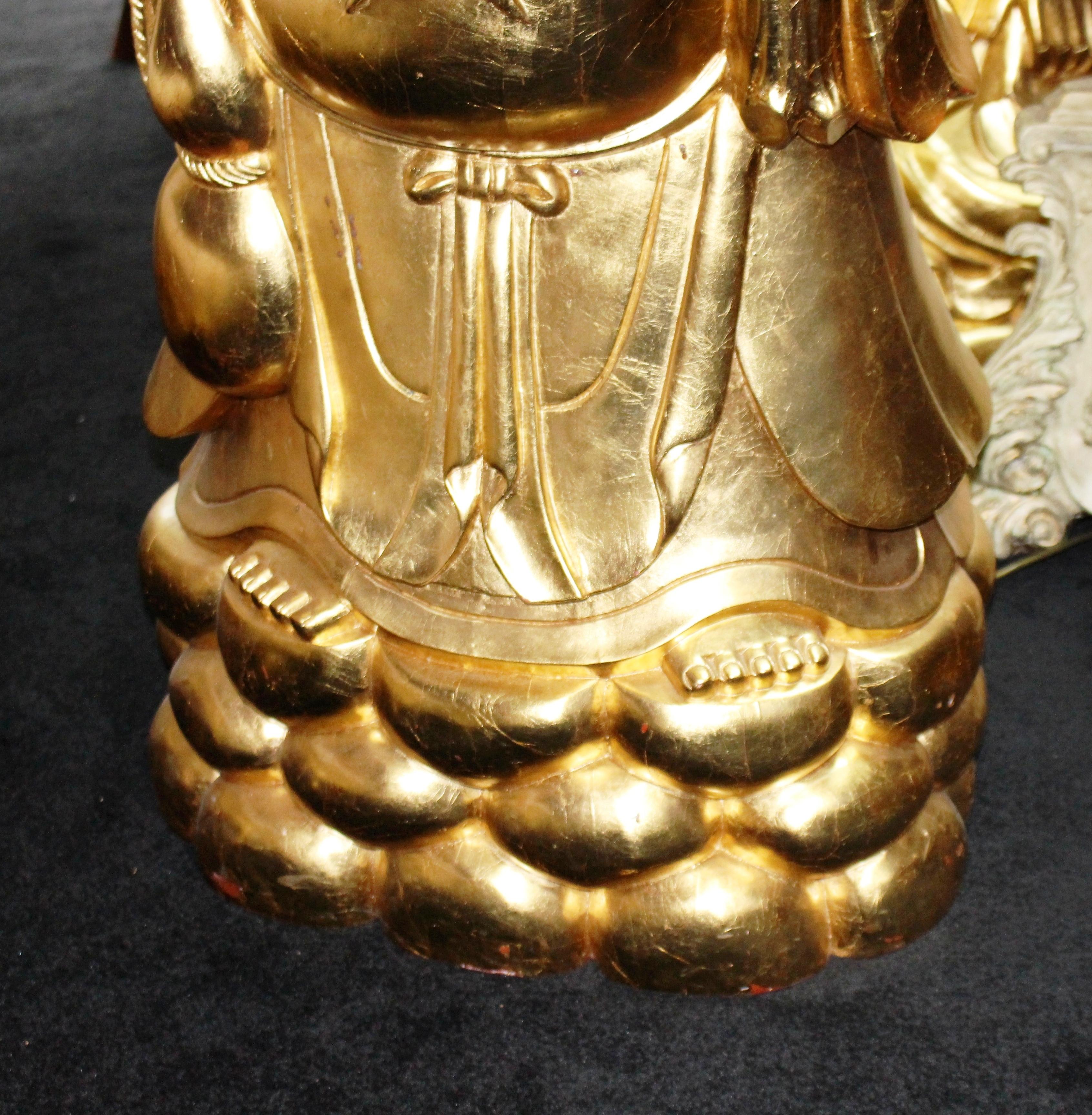Grande sculpture de Bouddha rieur en bois sculpté et doré sur socle en lotus en vente 1