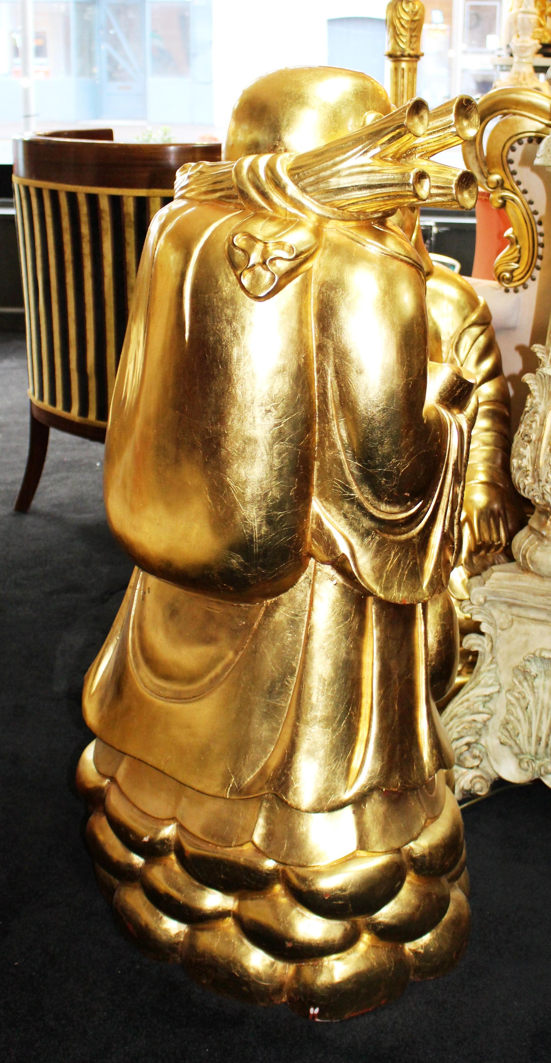 Grande sculpture de Bouddha rieur en bois sculpté et doré sur socle en lotus en vente 2