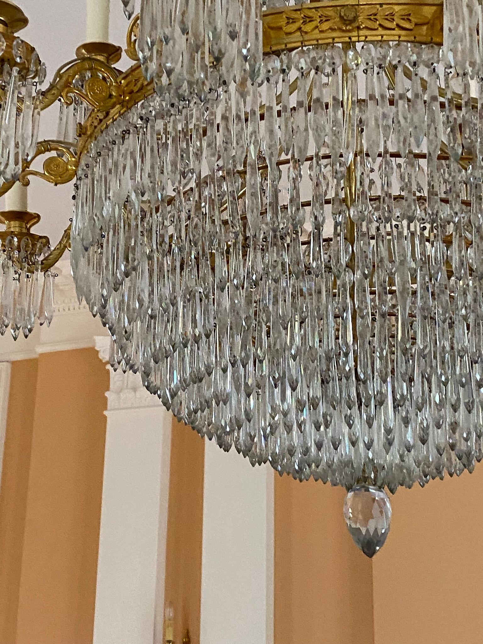 Français Grand lustre Empire français à 18 lumières en cristal doré en vente