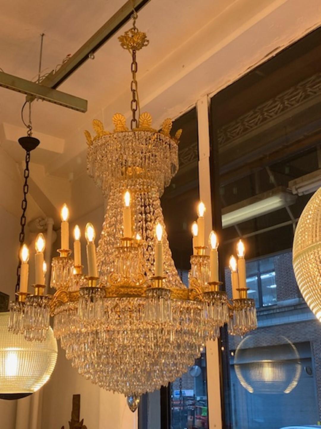 Grand lustre Empire français à 18 lumières en cristal doré Bon état - En vente à New York, NY