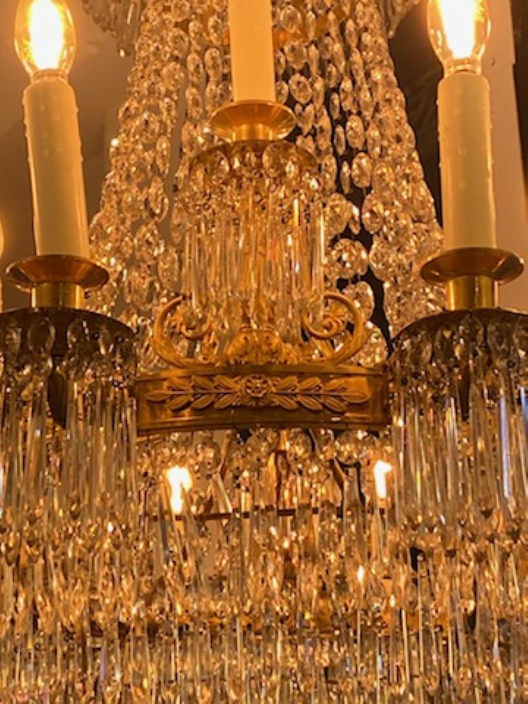 20ième siècle Grand lustre Empire français à 18 lumières en cristal doré en vente