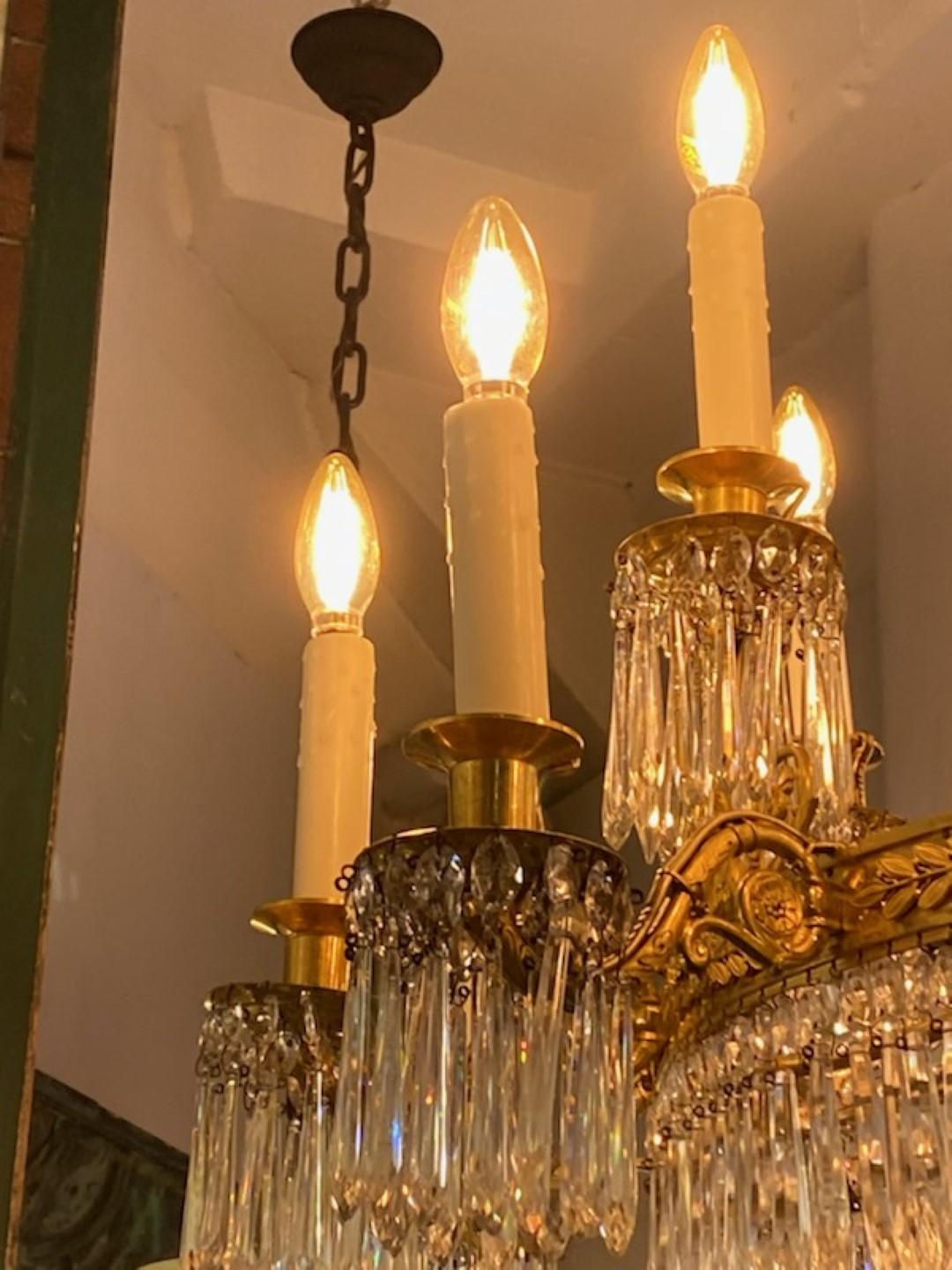 Grand lustre Empire français à 18 lumières en cristal doré en vente 1