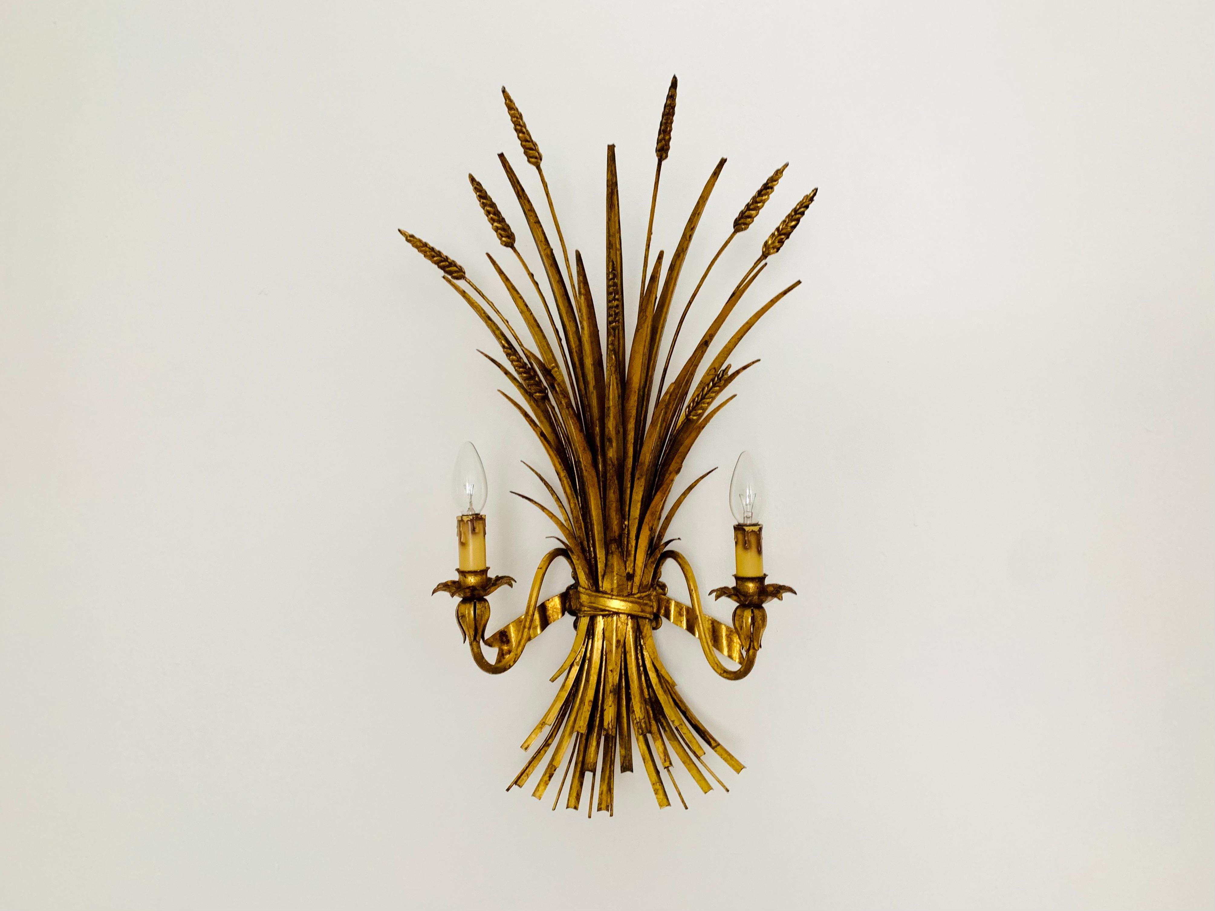 Very nice gilded wall lamp by Hans Kögl from the 1970s.
Great design and high-quality workmanship.
A wonderful play of light is created.

Condition:

Very good vintage condition with slight signs of wear consistent with age.
Spotted patina and loss
