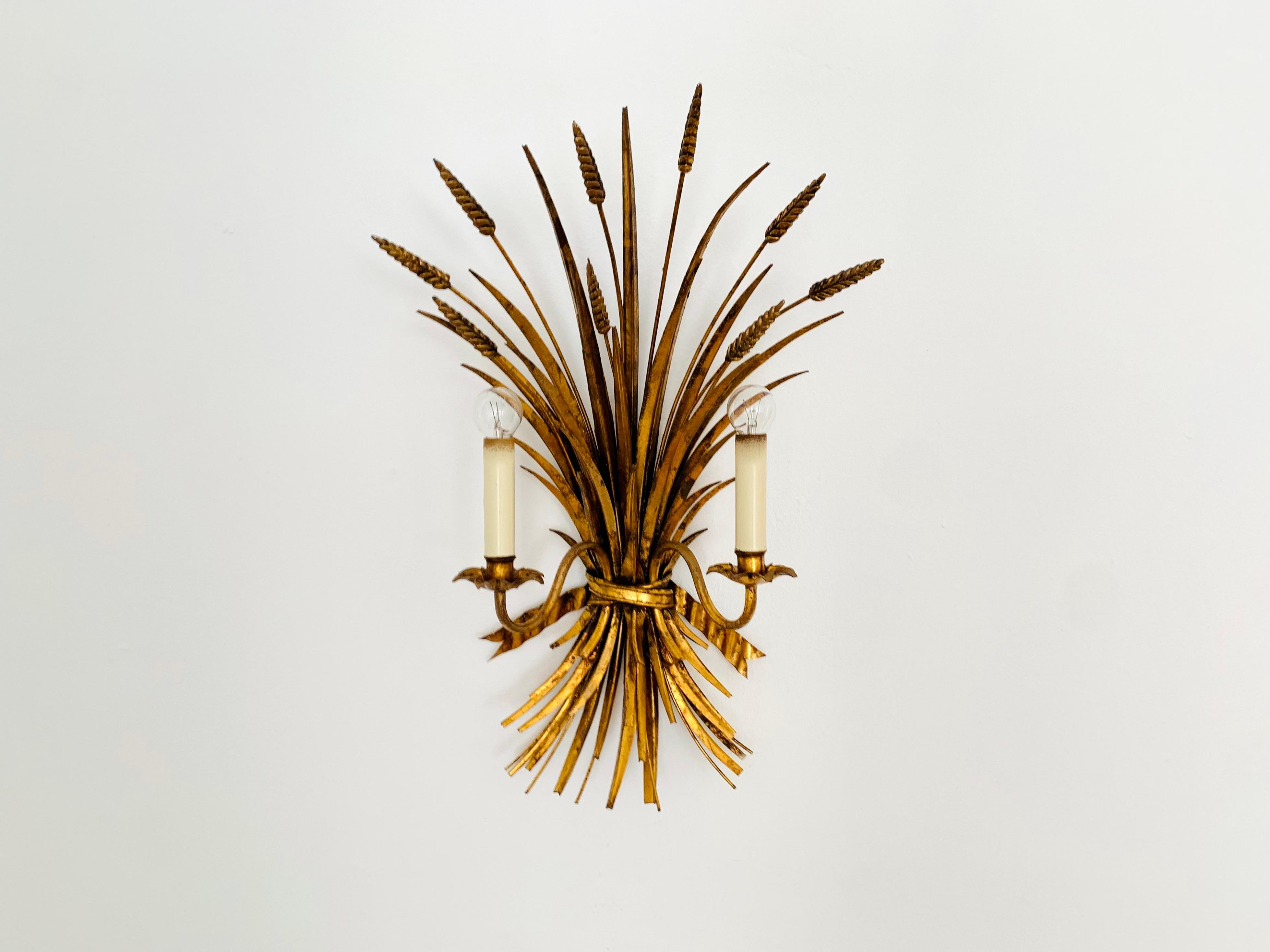 Very nice gilded wall lamp by Hans Kögl from the 1970s.
Great design and high-quality workmanship.
A wonderful play of light is created.

Condition:

Very good vintage condition with slight signs of wear consistent with age.
Spotted patina and loss