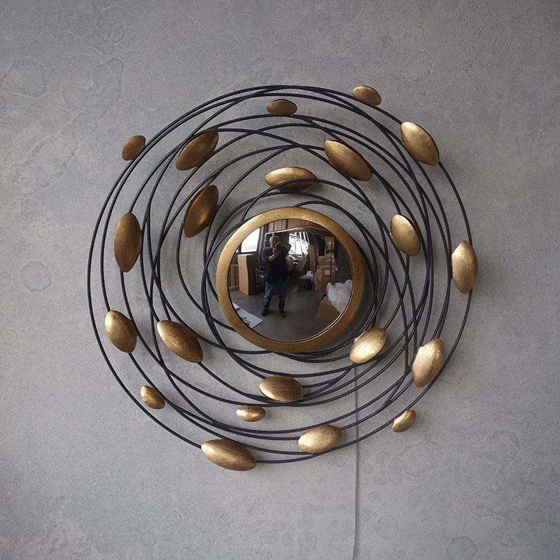 Bright, sparkling and large gilded metal wall light (6 x 10 watt), just as a sculpture, precious and high quality composed of a round, organic and aerial metal structure in gold finish and adorned with a round mirror. Amazing!