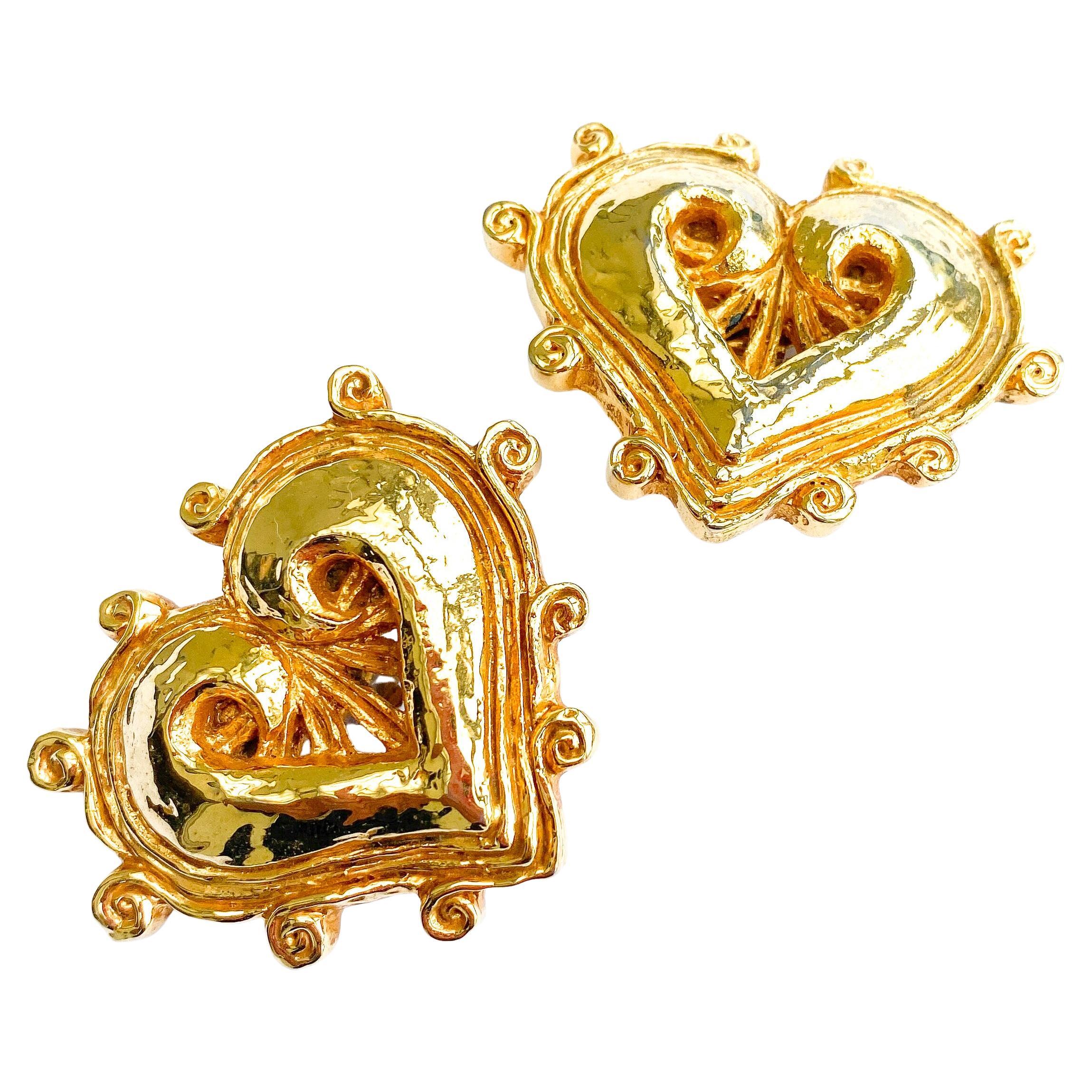 Pendientes grandes en forma de "corazón" de resina dorada, Christian Lacroix, Francia, años 80. en venta