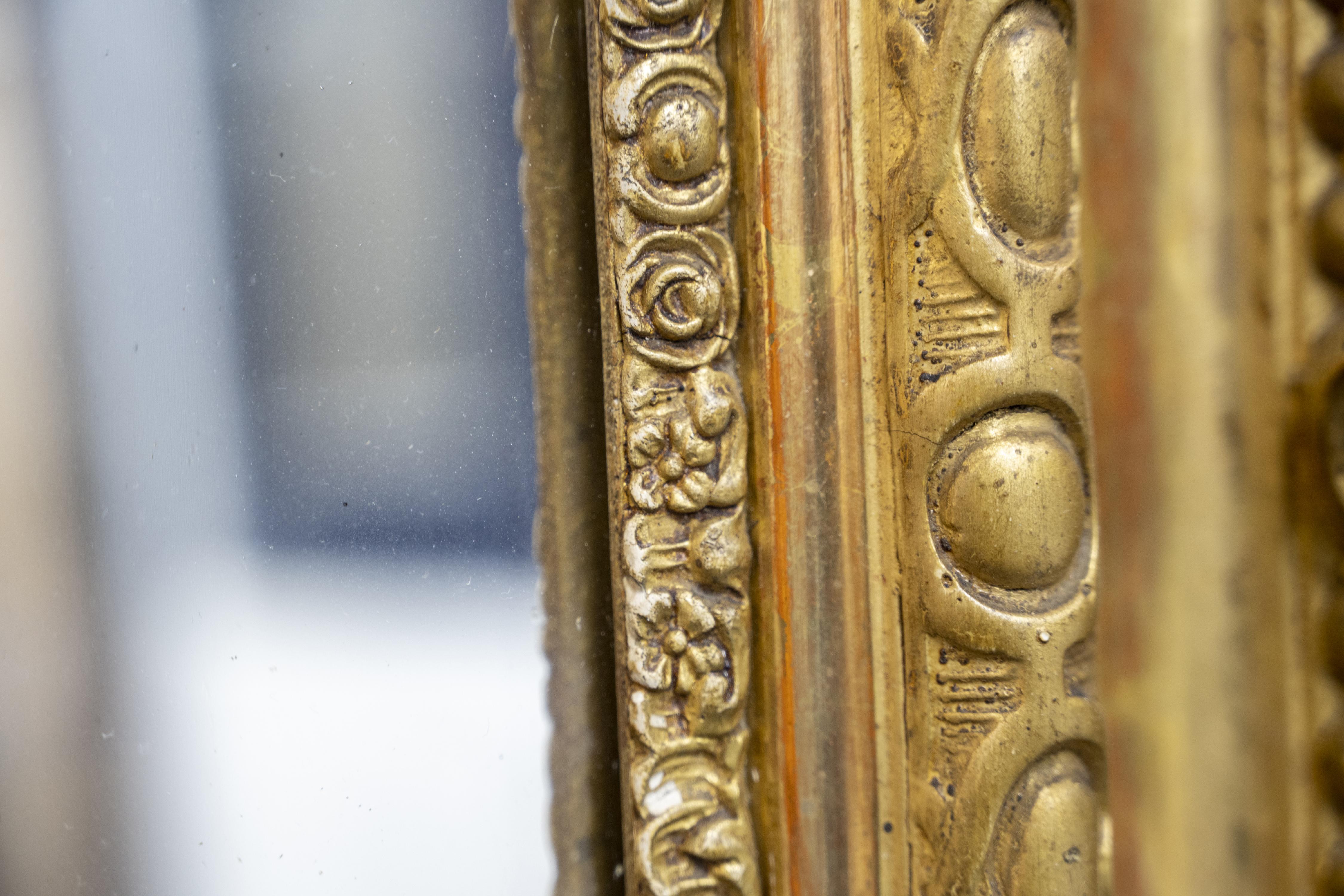 Großes vergoldetes Trumeau mit Vögeln, Putten und Frauengesicht auf durchbrochenem Dekor (Französisch)
