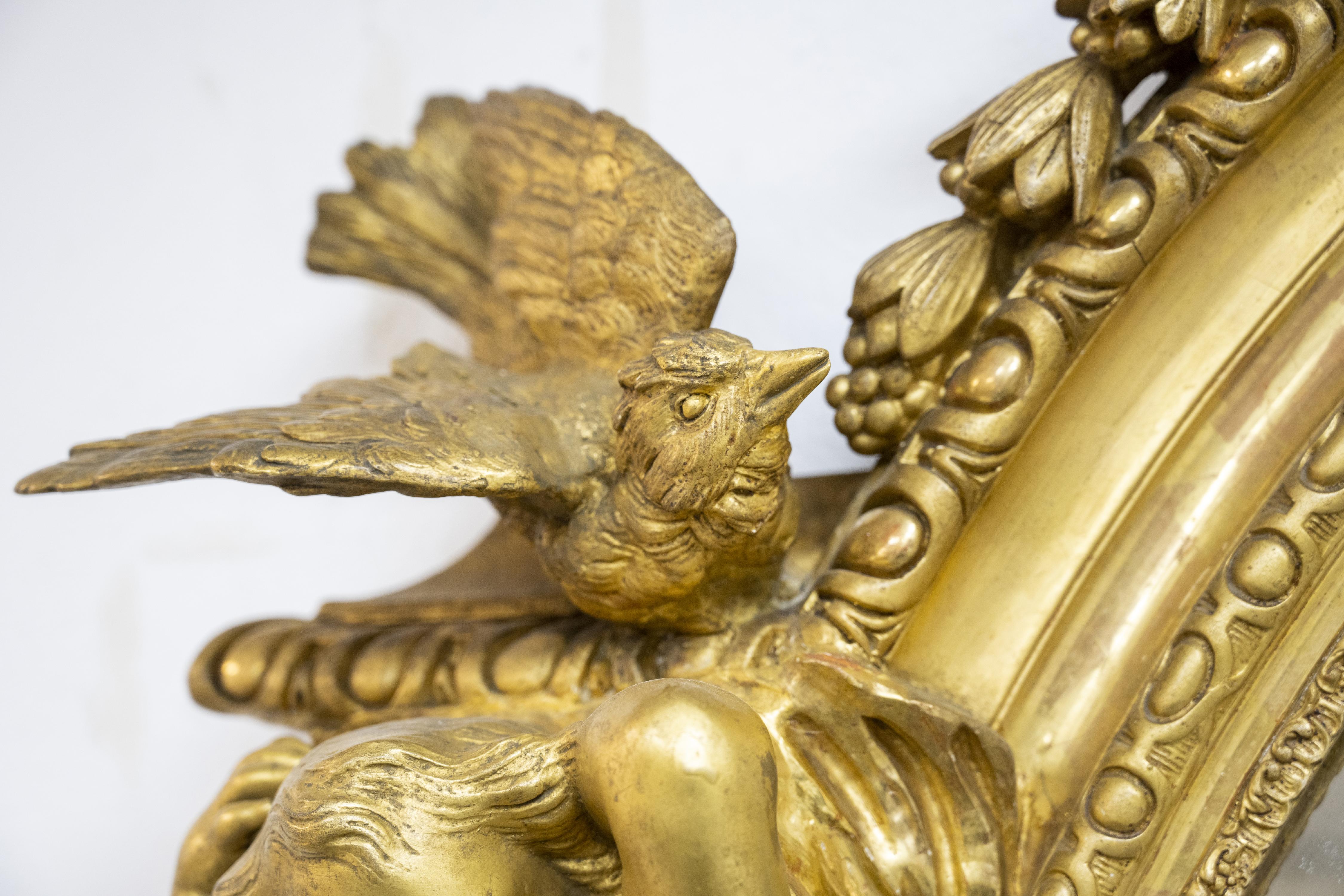 Großes vergoldetes Trumeau mit Vögeln, Putten und Frauengesicht auf durchbrochenem Dekor (19. Jahrhundert)