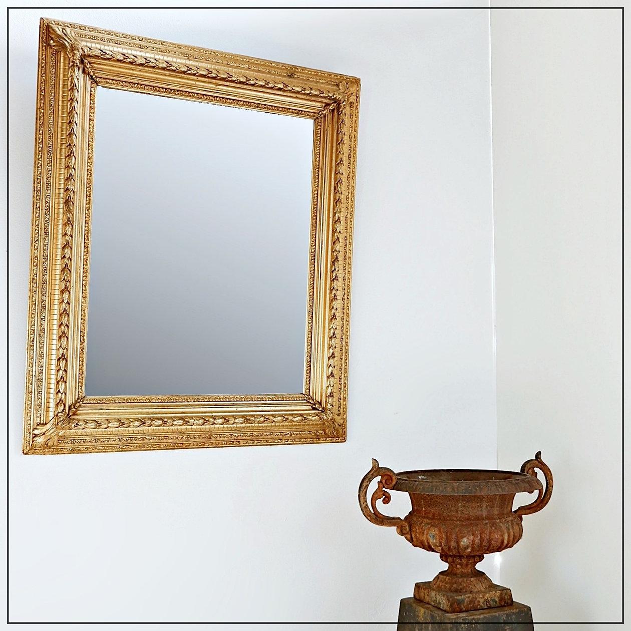 Gran espejo de madera dorada y estuco con follaje
Antiguo - Decoración - 20
Medidas : 103cmx6,5cm H:123
Desgaste Consistente con la edad y el uso