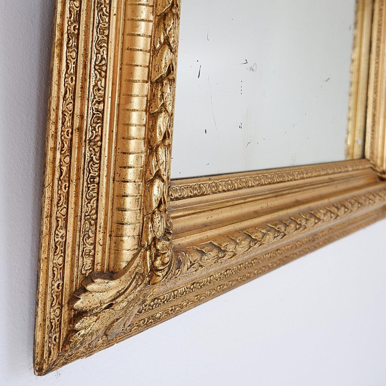 Gran espejo de madera dorada y estuco con follaje - XX Estuco en venta