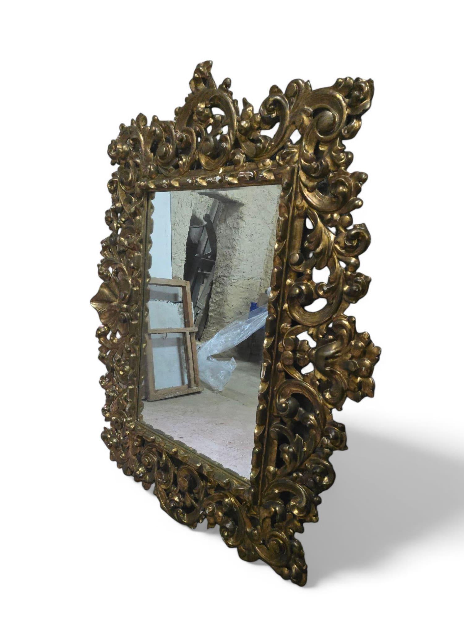 Grand miroir en bois doré - 18e siècle en vente 6